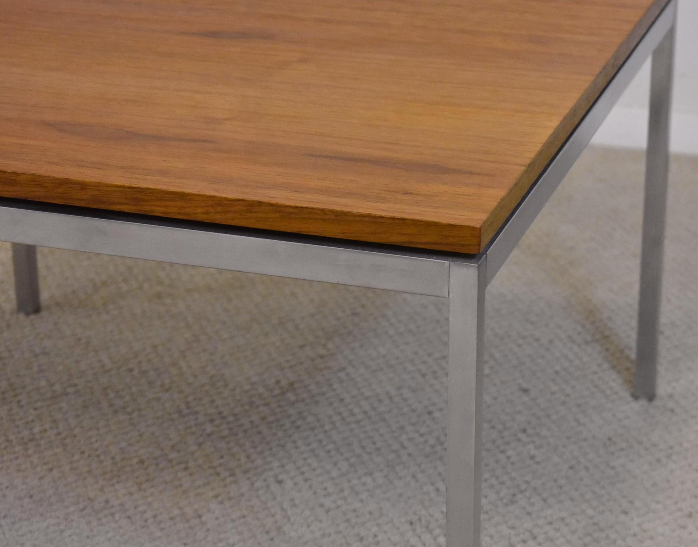 Moderne Table carrée en teck et chrome Knoll Furniture, mi-siècle moderne en vente