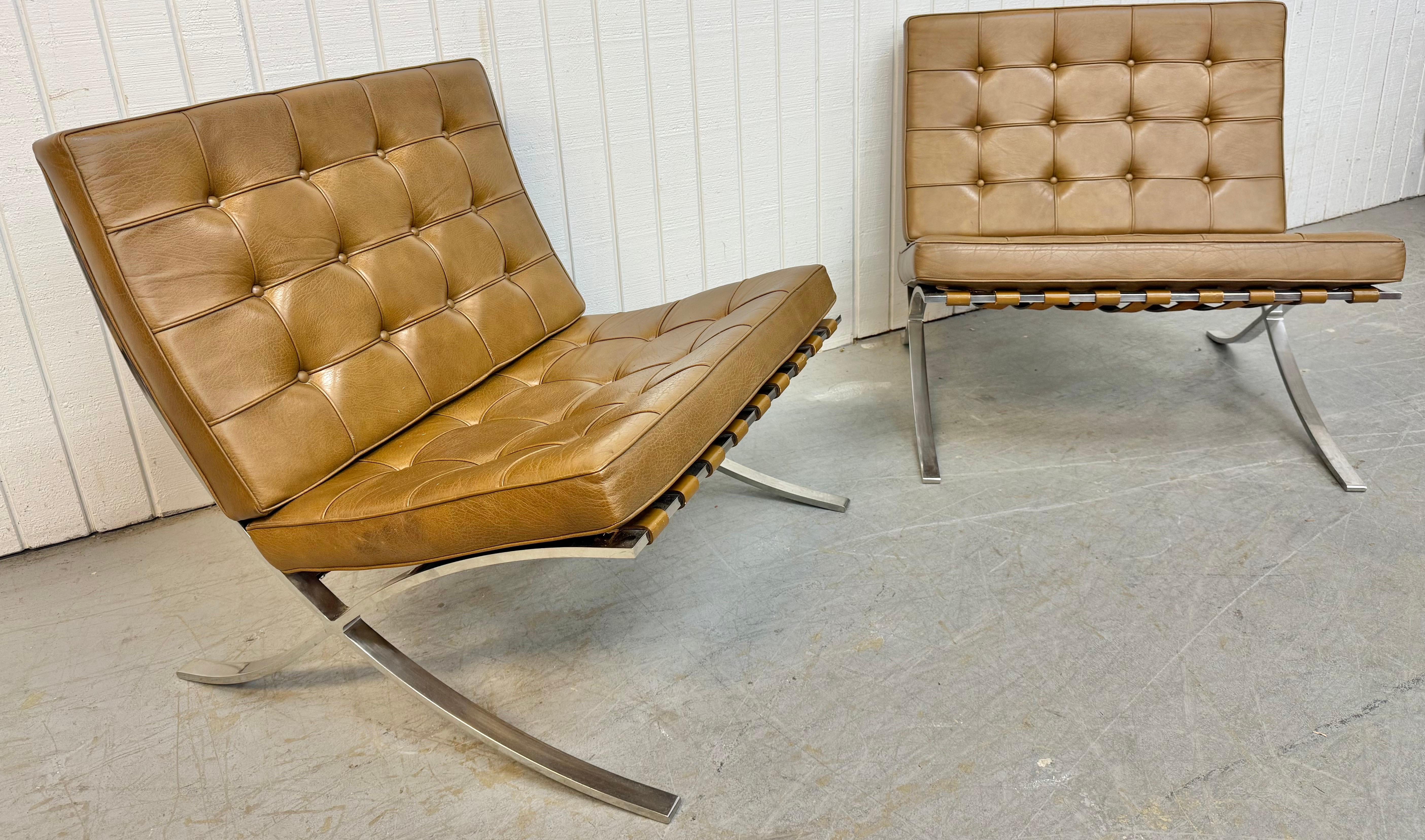 Dieses Angebot ist für ein authentisches Paar Mid-Century Modern Knoll International Barcelona Lounge Chairs. Ausgestattet mit einem schweren Chromrahmen, echten originalen Lederriemen/Kissen und originalen Anhängern. Dies ist eine außergewöhnliche