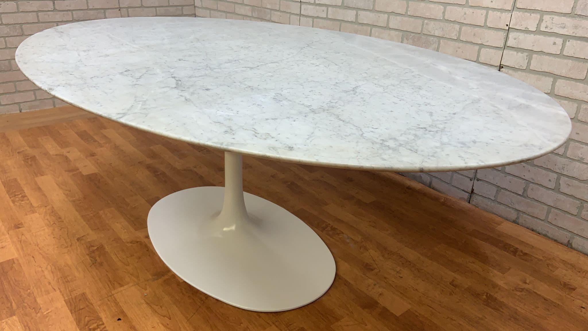 Mid-Century Modern Knoll Oval Marble Top Tulip Dining Table In Good Condition In Chicago, IL