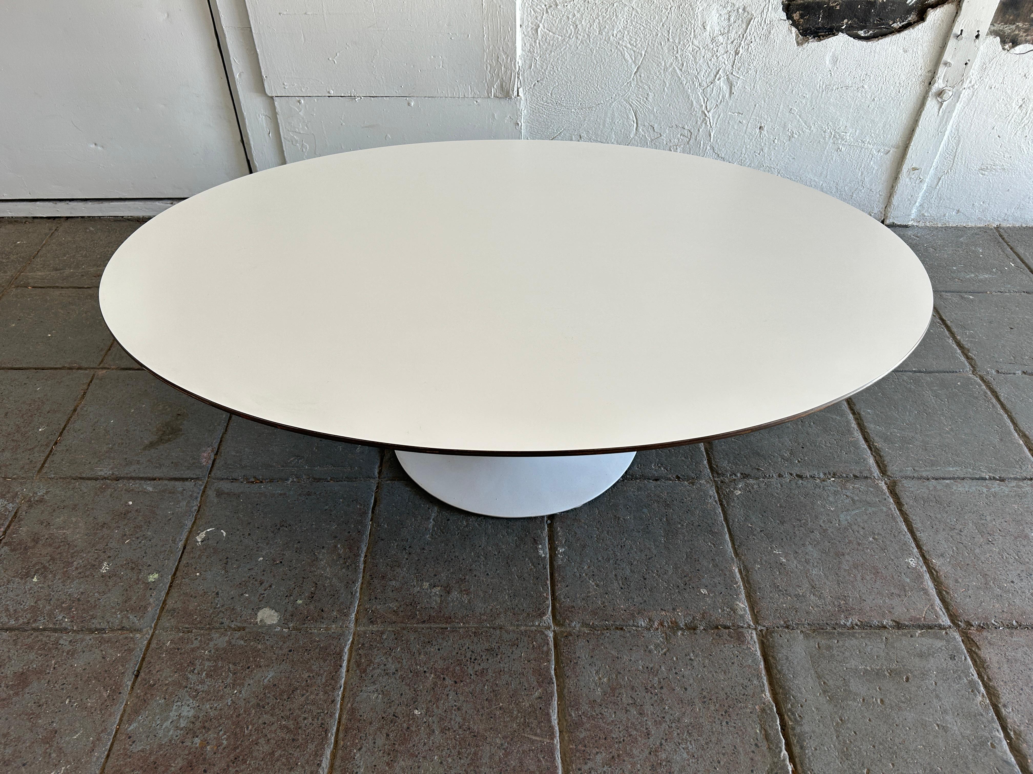 Mid-Century Modern knoll oval tulip coffee table white Laminate top. Base is very heavy and has has original off white paint. Has original threaded center for base. Numbered on base. Has tapered edge on table top. Designed by Eero Saarinen for