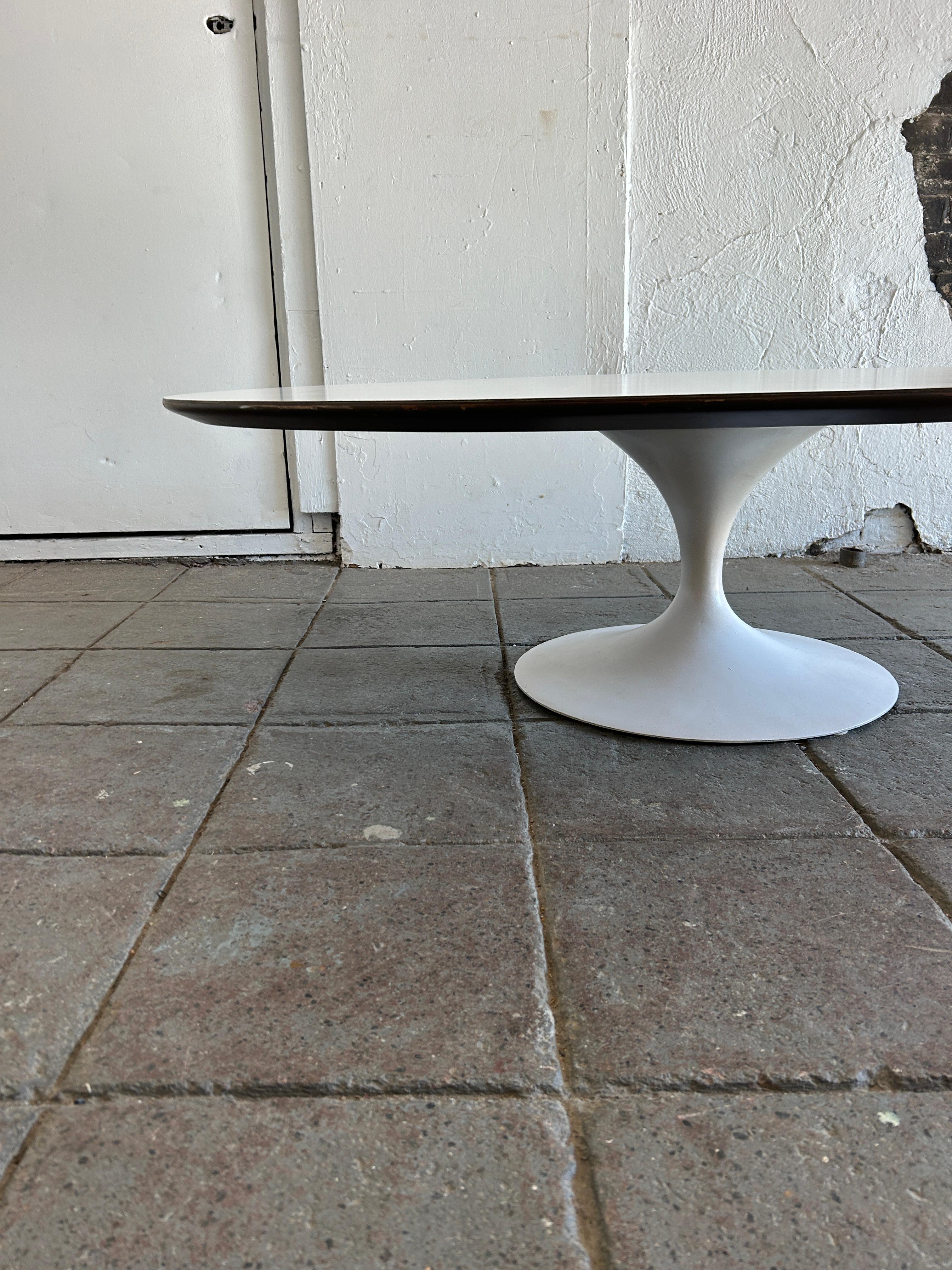 Mid-Century Modern Knoll oval Tulip Coffee Table white laminate by Eero Saarinen In Good Condition For Sale In BROOKLYN, NY