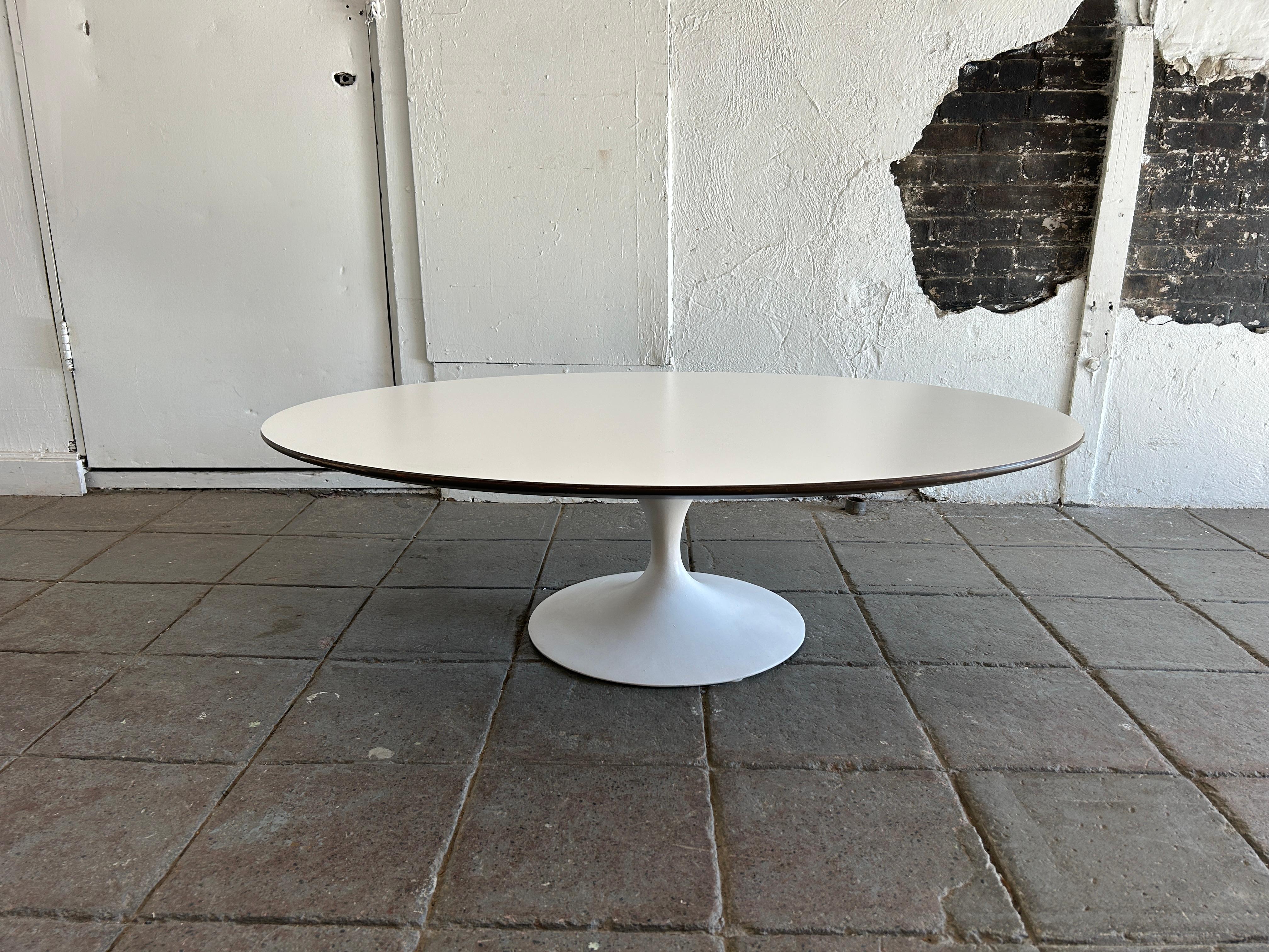Mid-Century Modern Knoll oval Tulip Coffee Table white laminate by Eero Saarinen For Sale 1