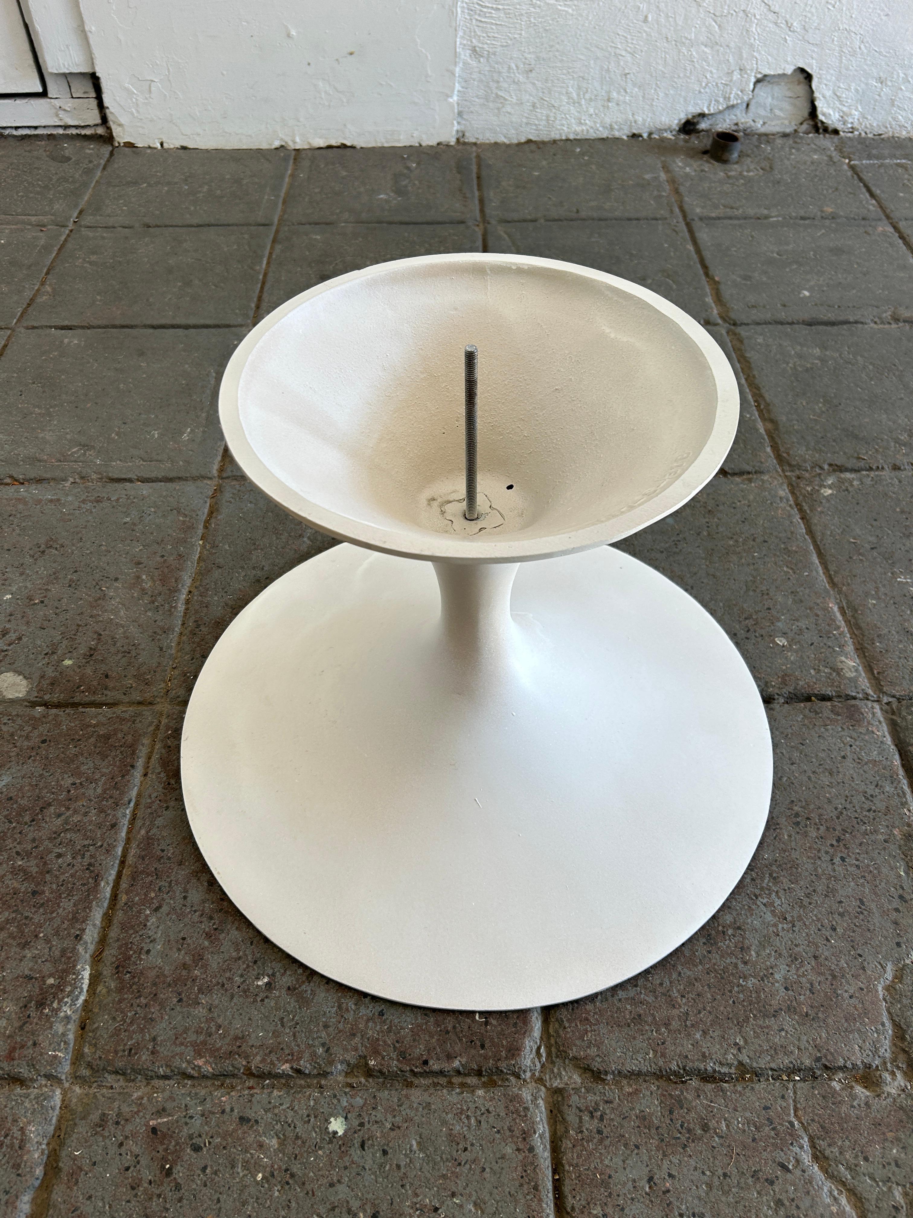 Mid-Century Modern Knoll oval Tulip Coffee Table white laminate by Eero Saarinen For Sale 2