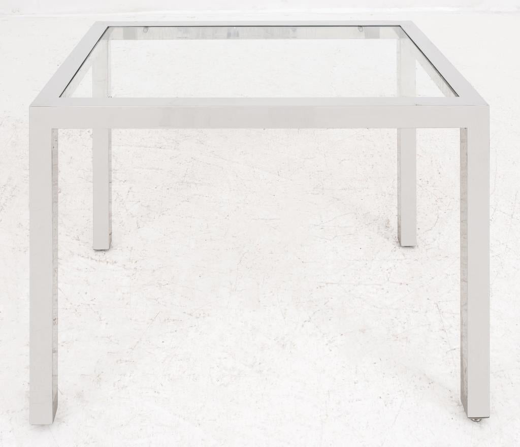 Minimalistischer, verchromter Tisch mit Glasplatte im Stil der Florence Knoll (Amerikanerin, 1917-2019) aus der Jahrhundertmitte, auf spitz zulaufenden Beinen, anscheinend unsigniert, ca. 1970er Jahre.

Händler: S138XX