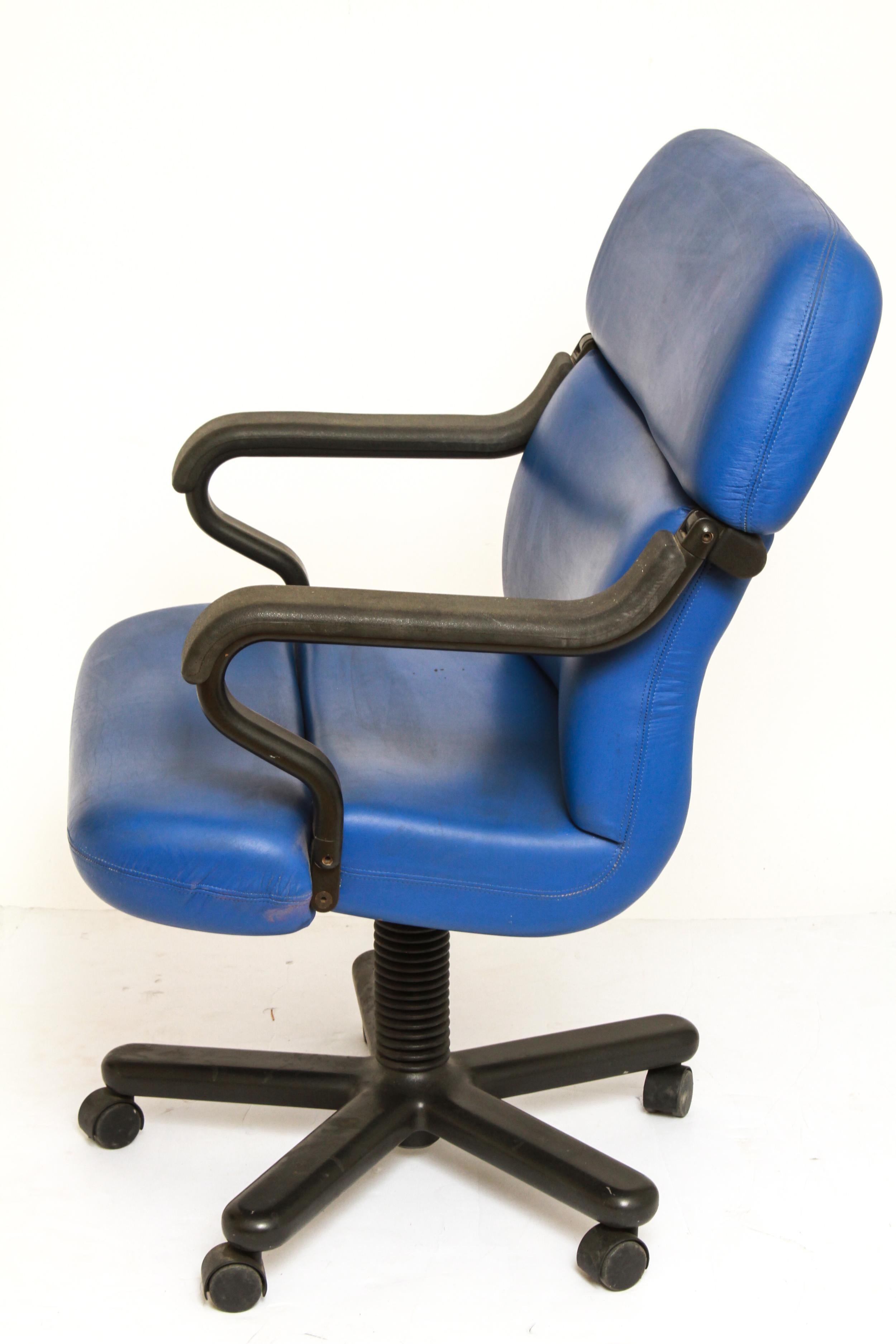 Mid-Century Modern Knoll Style Executive Office Chair in Blue In Good Condition In New York, NY