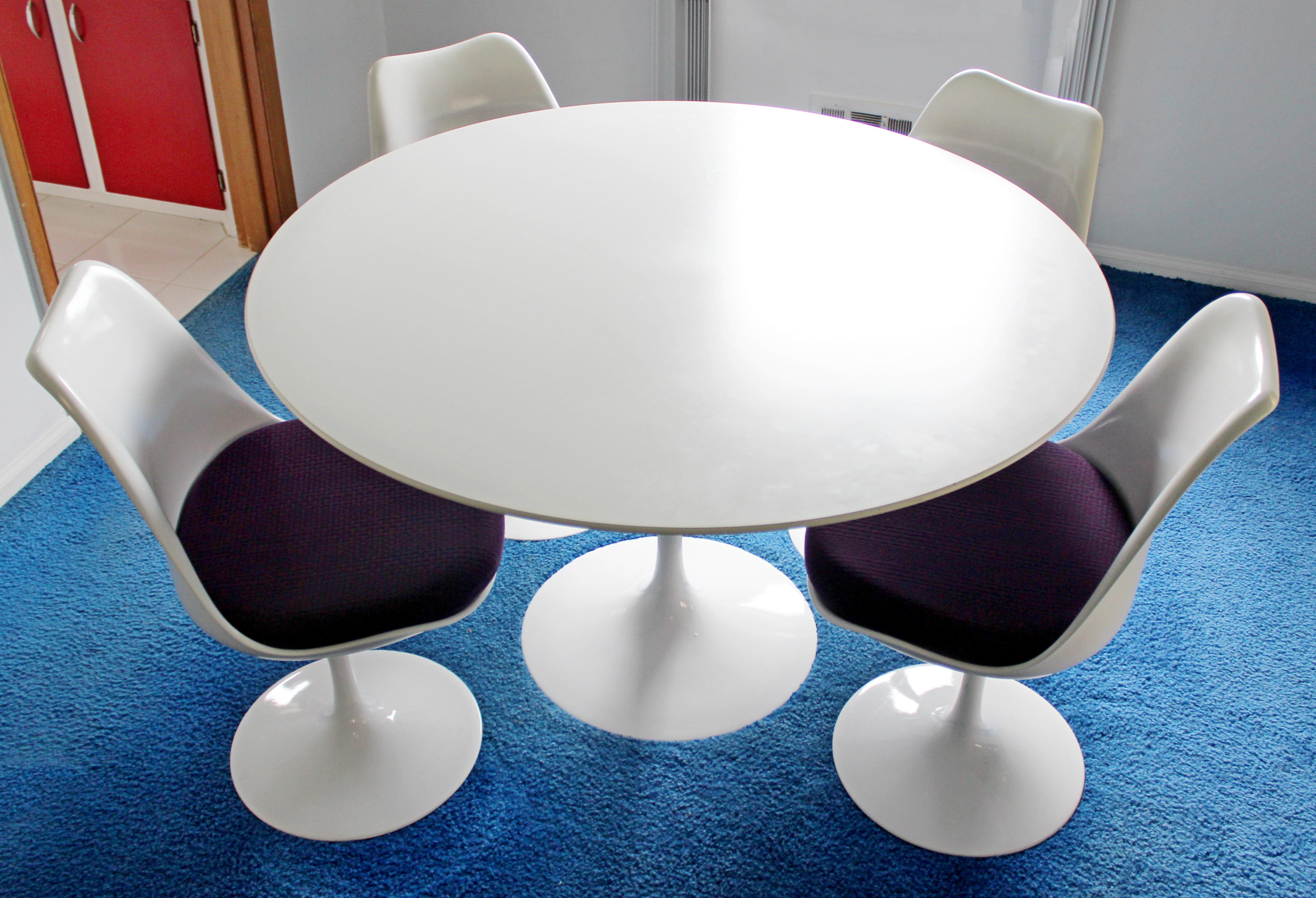 For your consideration is a stunning, tulip style dining set, with table and four chairs, in the style of Saarinen for Knoll, circa the 1960s, made in Italy. In excellent vintage condition. The dimensions of the table are 45