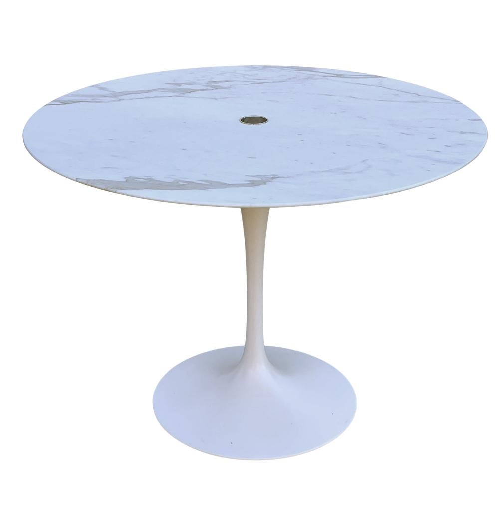 Moderner Knoll Tulpen-Ess-/Konferenztisch oder Schreibtisch aus weißem Marmor aus der Mitte des Jahrhunderts  (Moderne der Mitte des Jahrhunderts) im Angebot