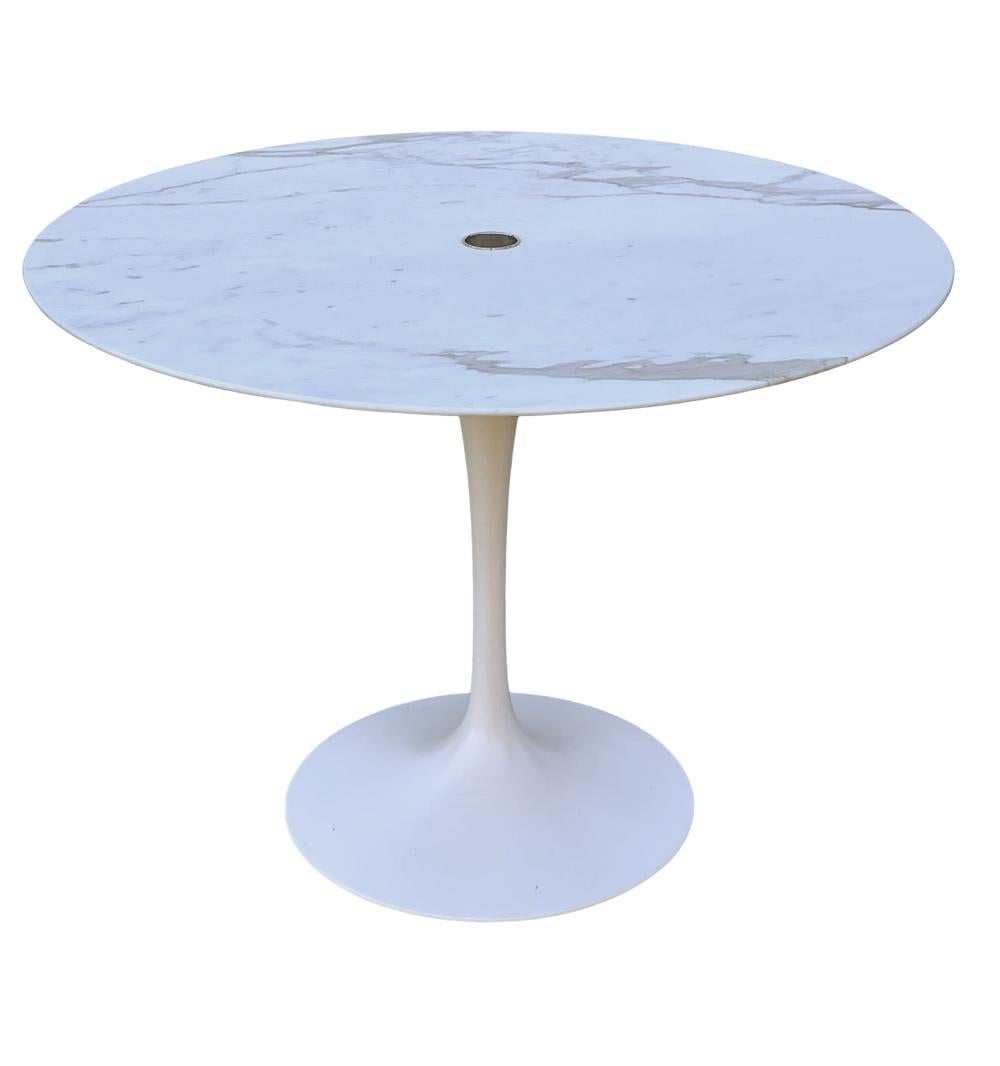 Mid Century Modern Knoll Tulip Dining/Conference Table or Desk in White Marble  In Good Condition For Sale In Philadelphia, PA