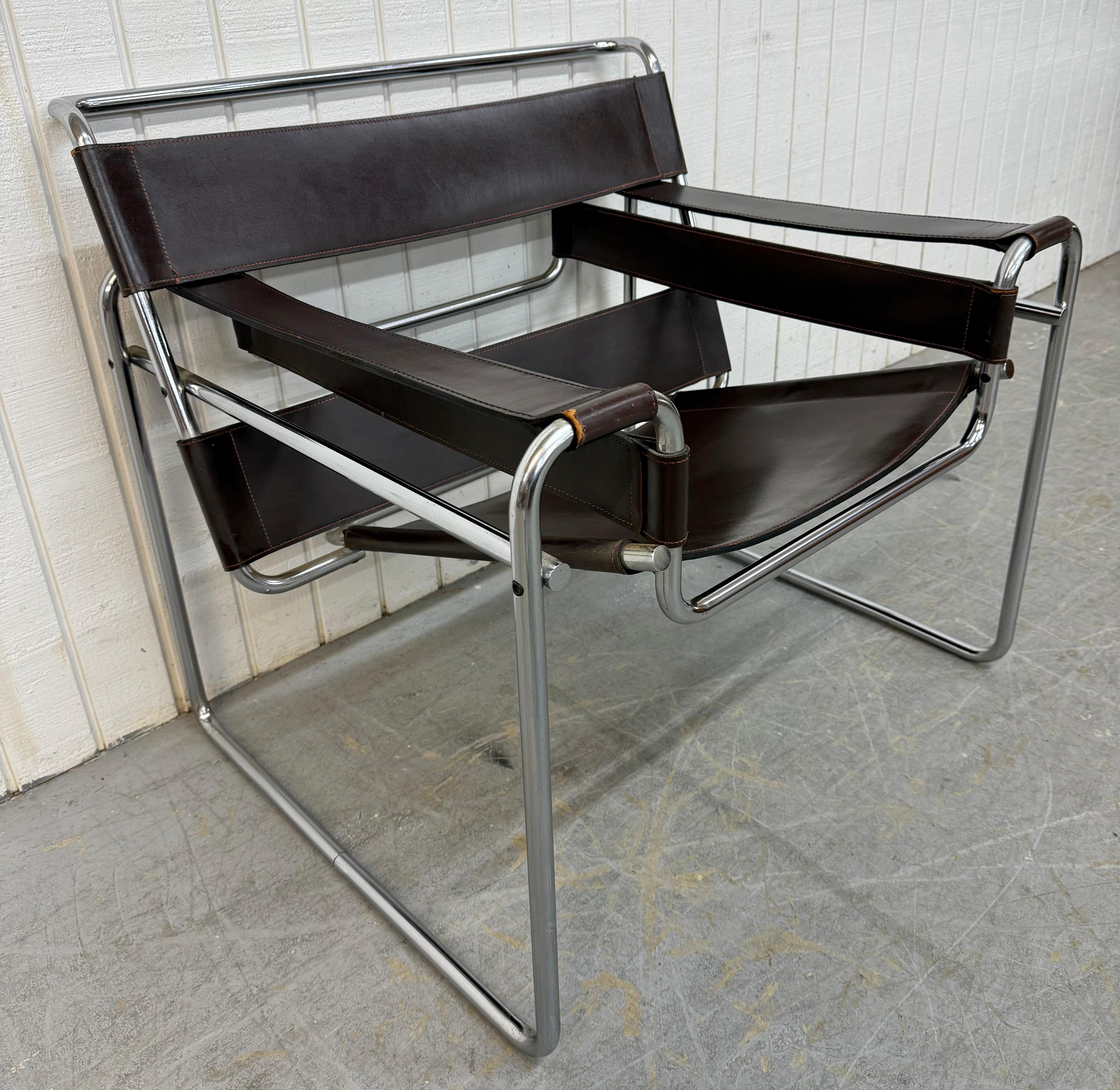 Este anuncio es para una Silla Knoll Wassily de mediados de siglo. Una butaca Wassily Lounge Chair vintage de Marcel Breuer para Knoll, un icono del diseño Bauhaus. Esta llamativa pieza presenta una estructura tubular de acero cromado combinada con