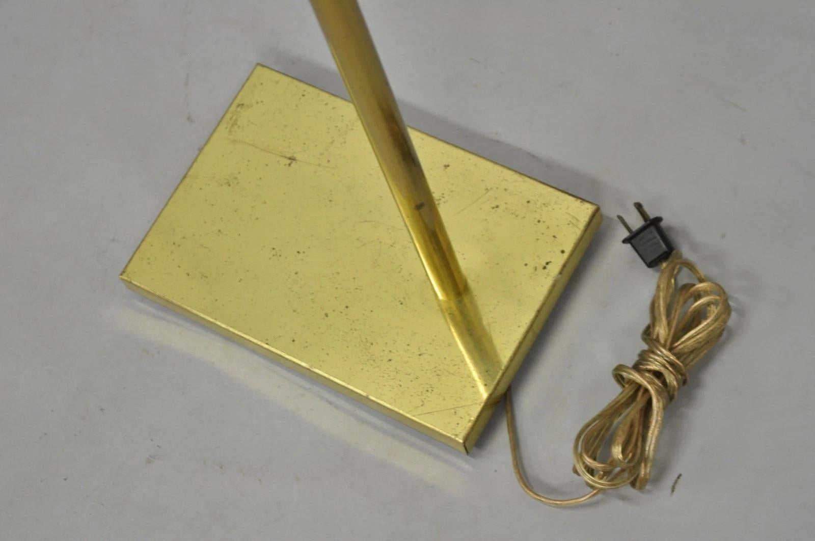 Lampada da terra regolabile per farmacia in ottone di Koch & Lowy, metà del secolo scorso in vendita 4