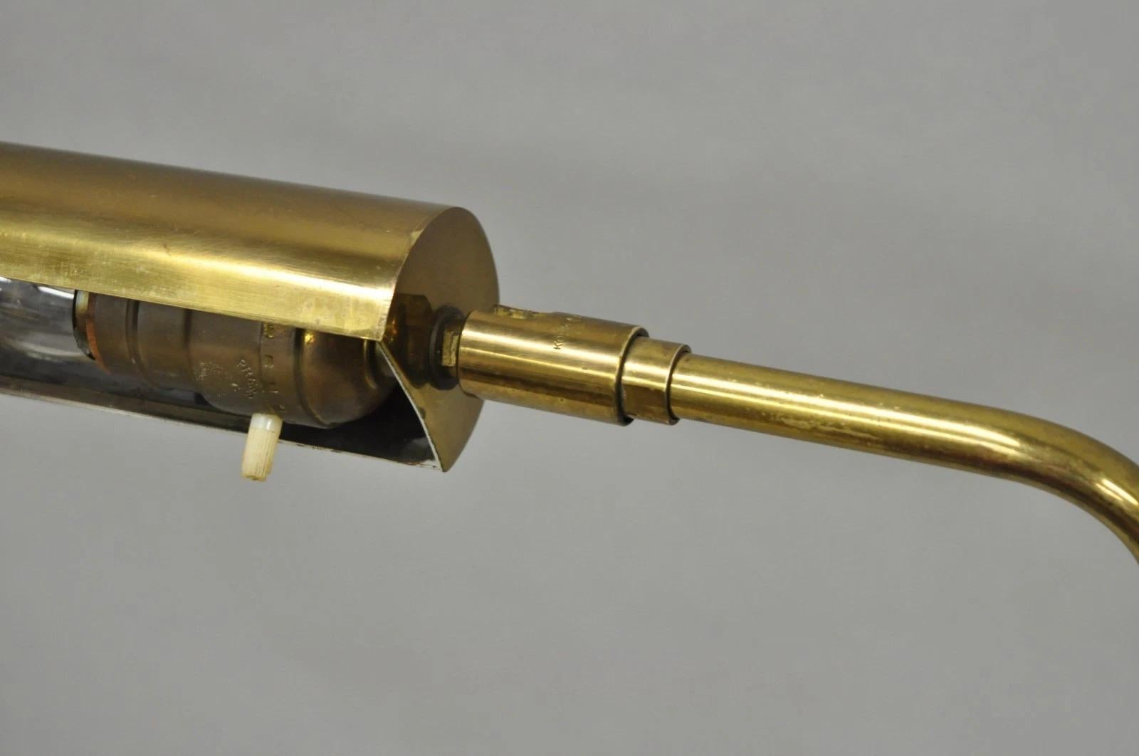 Lampada da terra regolabile per farmacia in ottone di Koch & Lowy, metà del secolo scorso in vendita 5