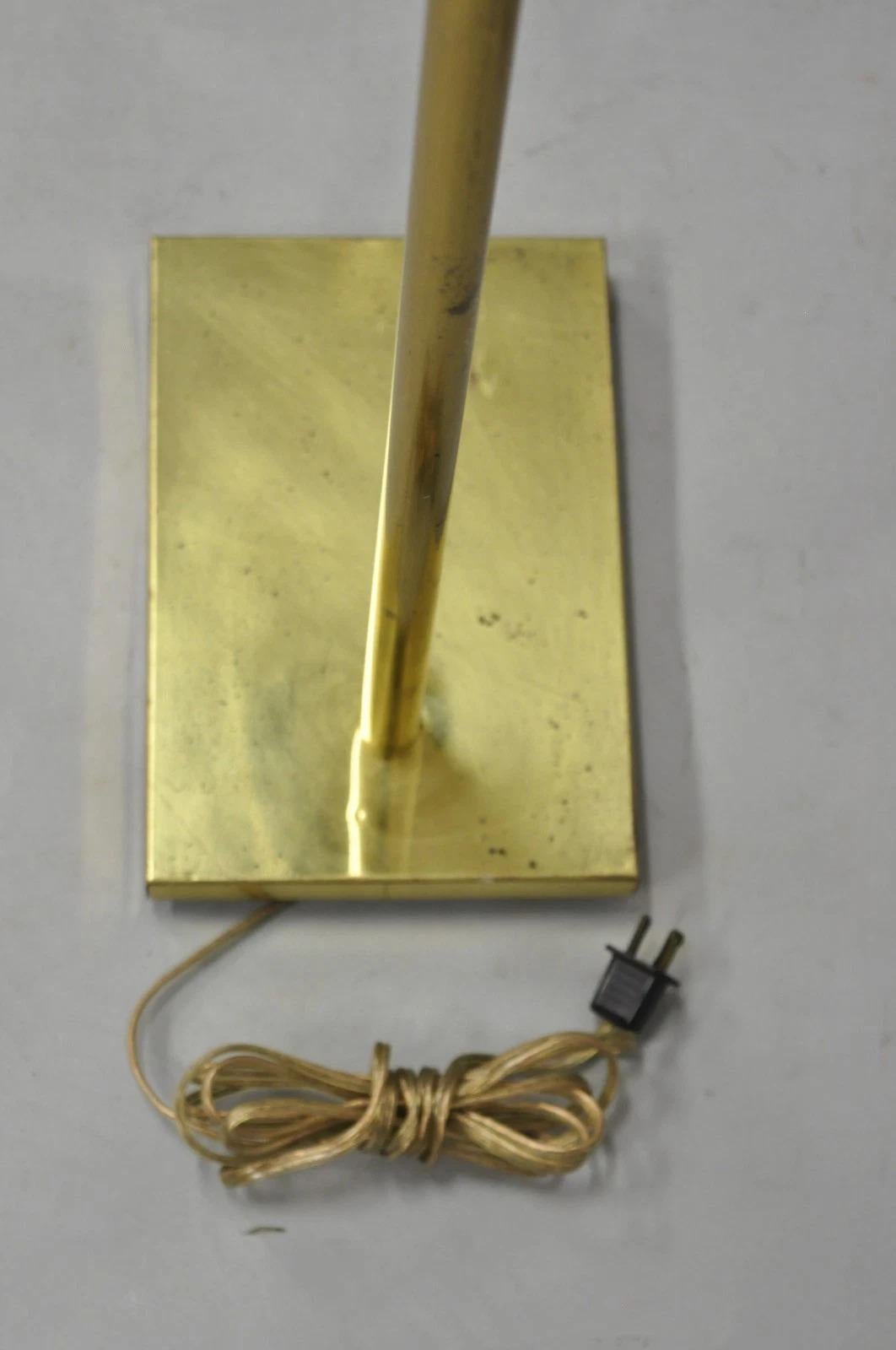 Lampada da terra regolabile per farmacia in ottone di Koch & Lowy, metà del secolo scorso in vendita 7