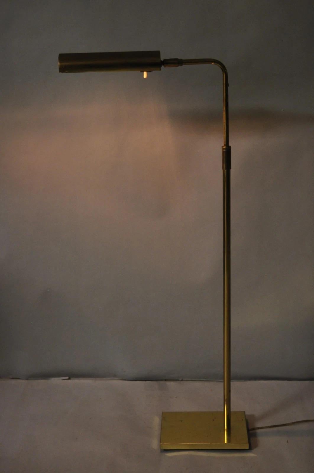 Lampada da terra regolabile per farmacia in ottone di Koch & Lowy, metà del secolo scorso in vendita 9