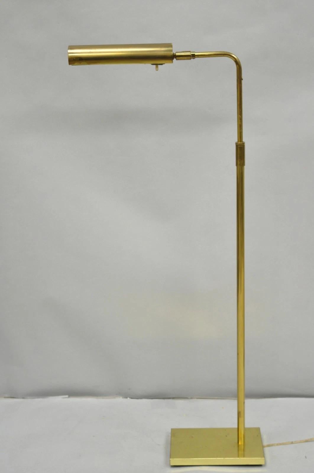 Lampada da terra da lettura per farmacia regolabile in ottone di Koch & Lowy, vintage, con dimmer. Circa alla fine del XX secolo. Misure: Altezza regolabile: 39