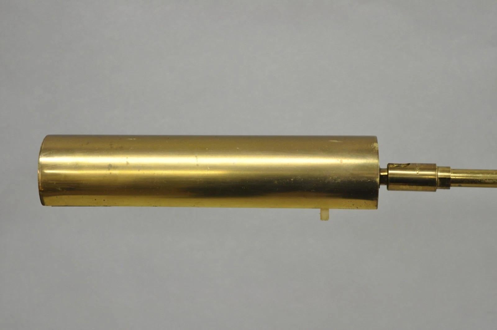 Mid-Century moderno Lampada da terra regolabile per farmacia in ottone di Koch & Lowy, metà del secolo scorso in vendita