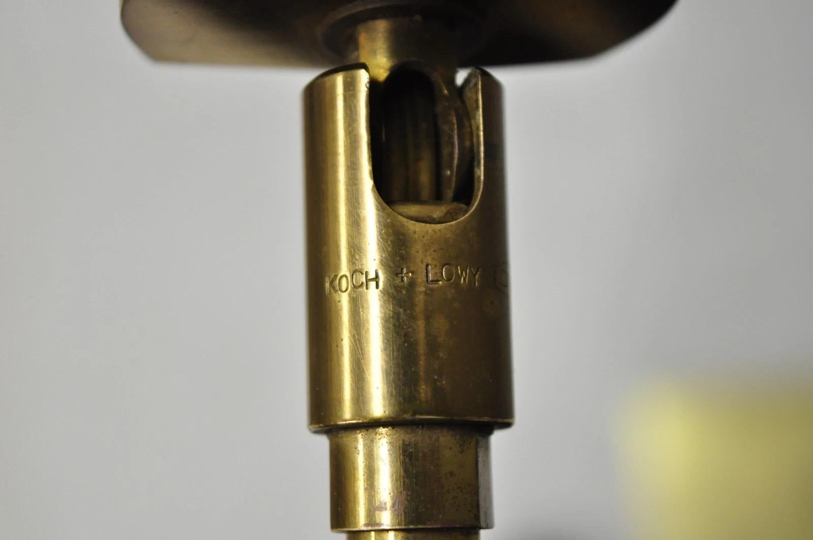 Lampada da terra regolabile per farmacia in ottone di Koch & Lowy, metà del secolo scorso In condizioni buone in vendita a Philadelphia, PA
