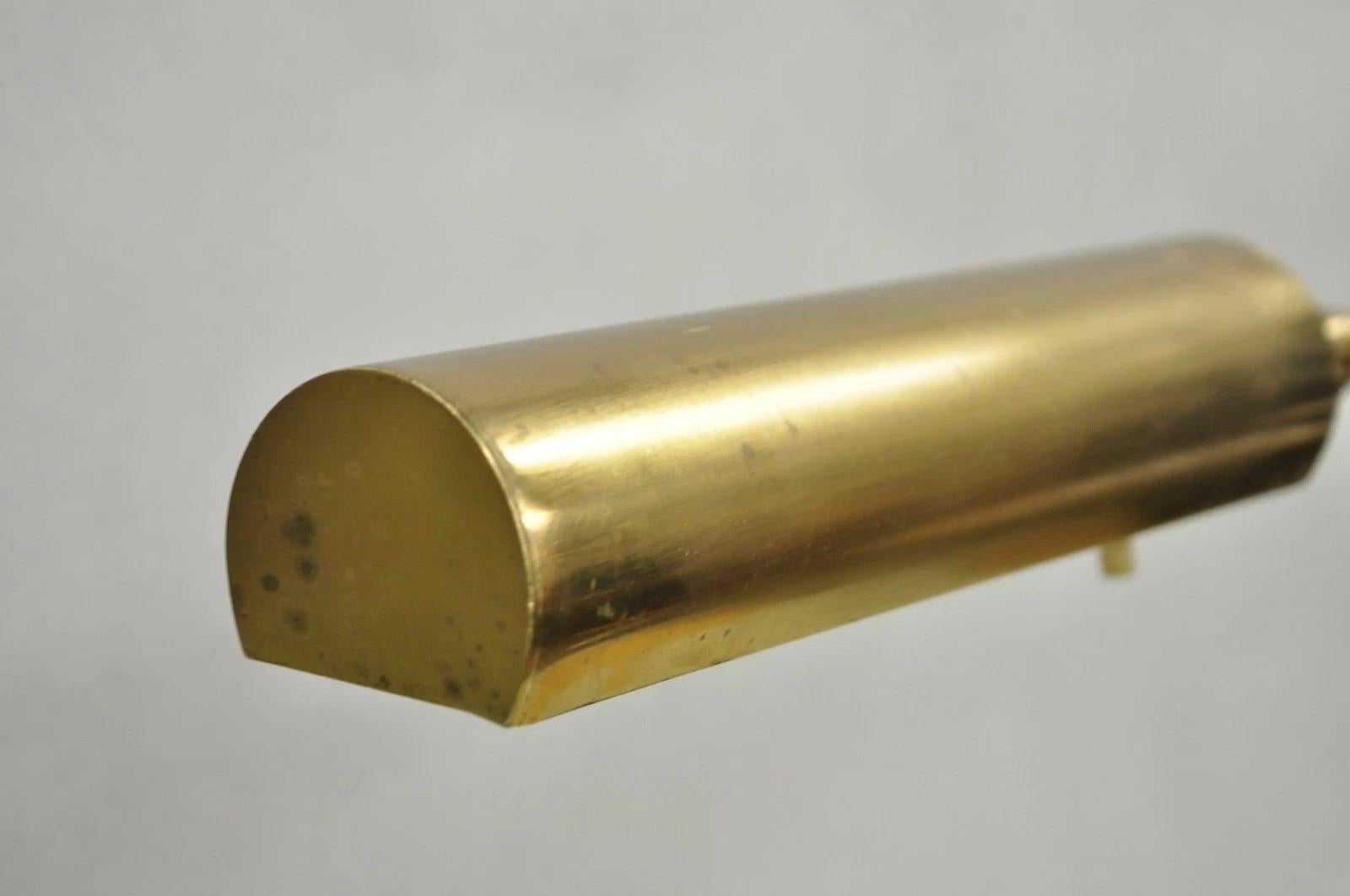 XX secolo Lampada da terra regolabile per farmacia in ottone di Koch & Lowy, metà del secolo scorso in vendita