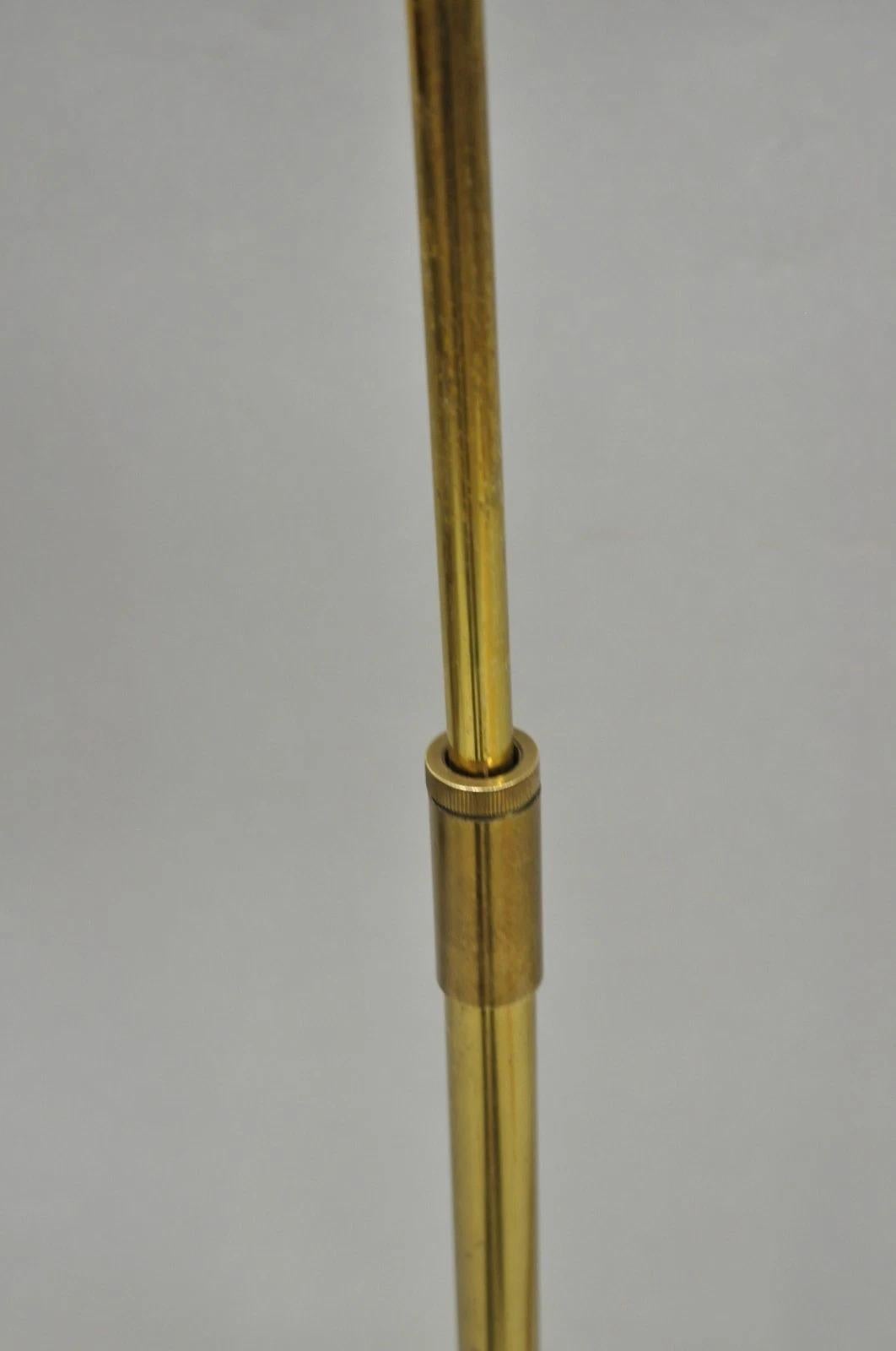 Lampada da terra regolabile per farmacia in ottone di Koch & Lowy, metà del secolo scorso in vendita 1