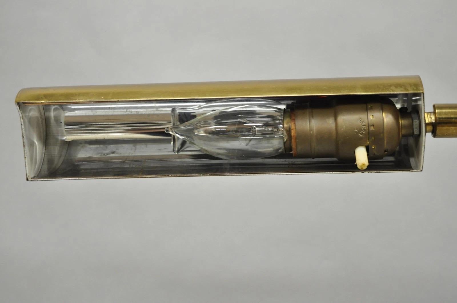 Lampada da terra regolabile per farmacia in ottone di Koch & Lowy, metà del secolo scorso in vendita 2