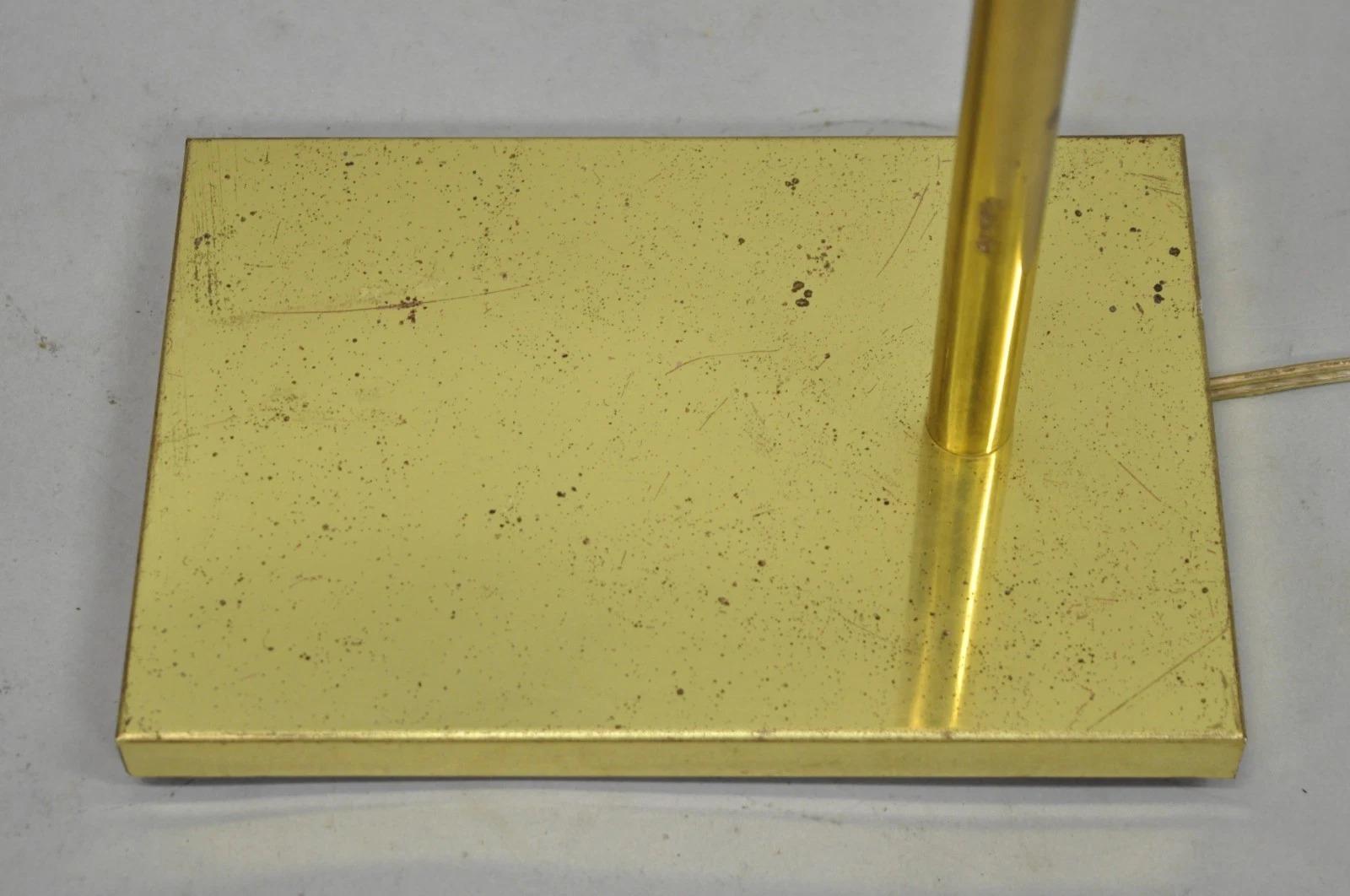 Lampada da terra regolabile per farmacia in ottone di Koch & Lowy, metà del secolo scorso in vendita 3