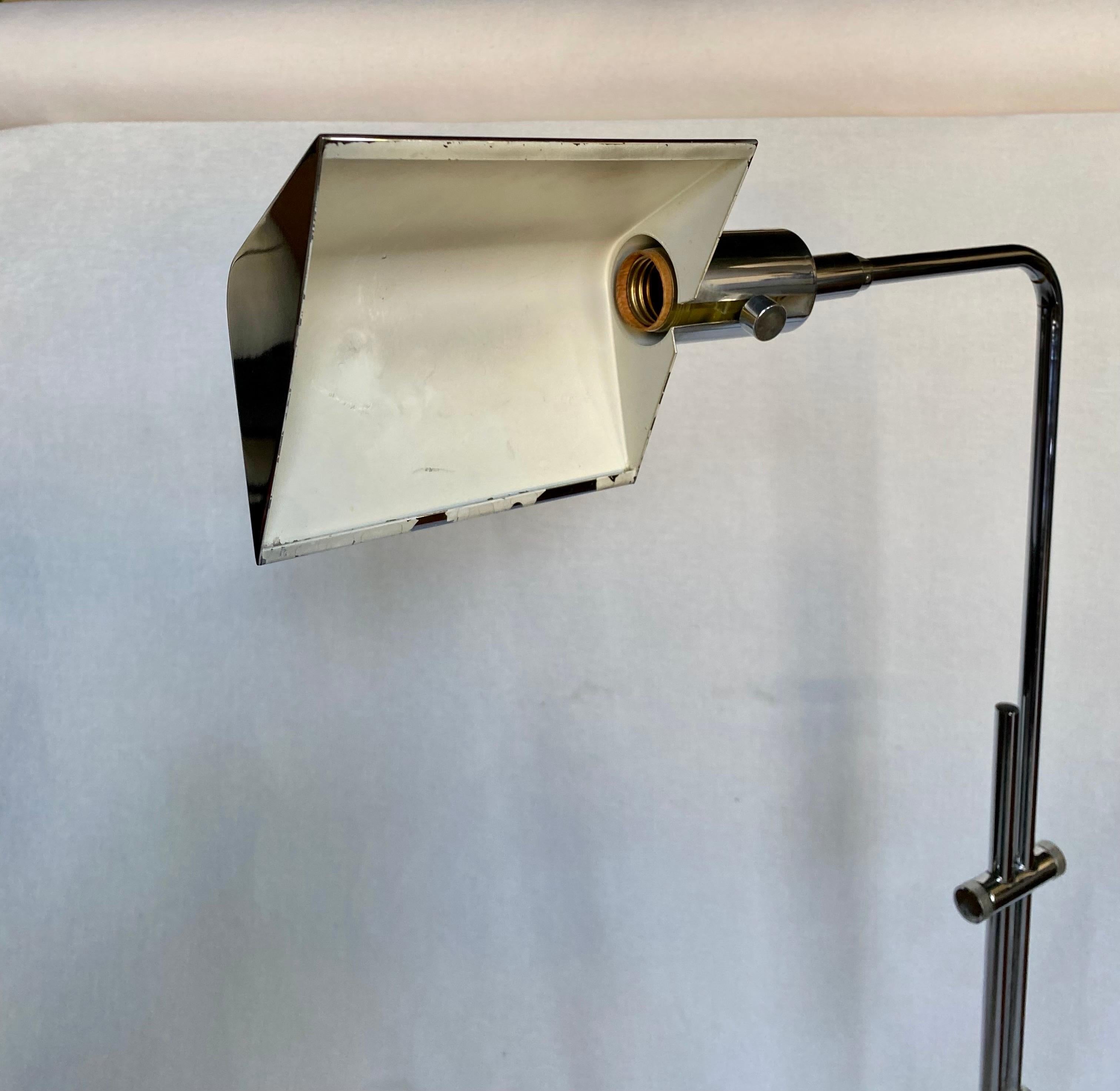 Moderne Koch & Lowy OMI Stehlampe aus Chrom mit Quaste, Mitte des Jahrhunderts  (Lucite) im Angebot