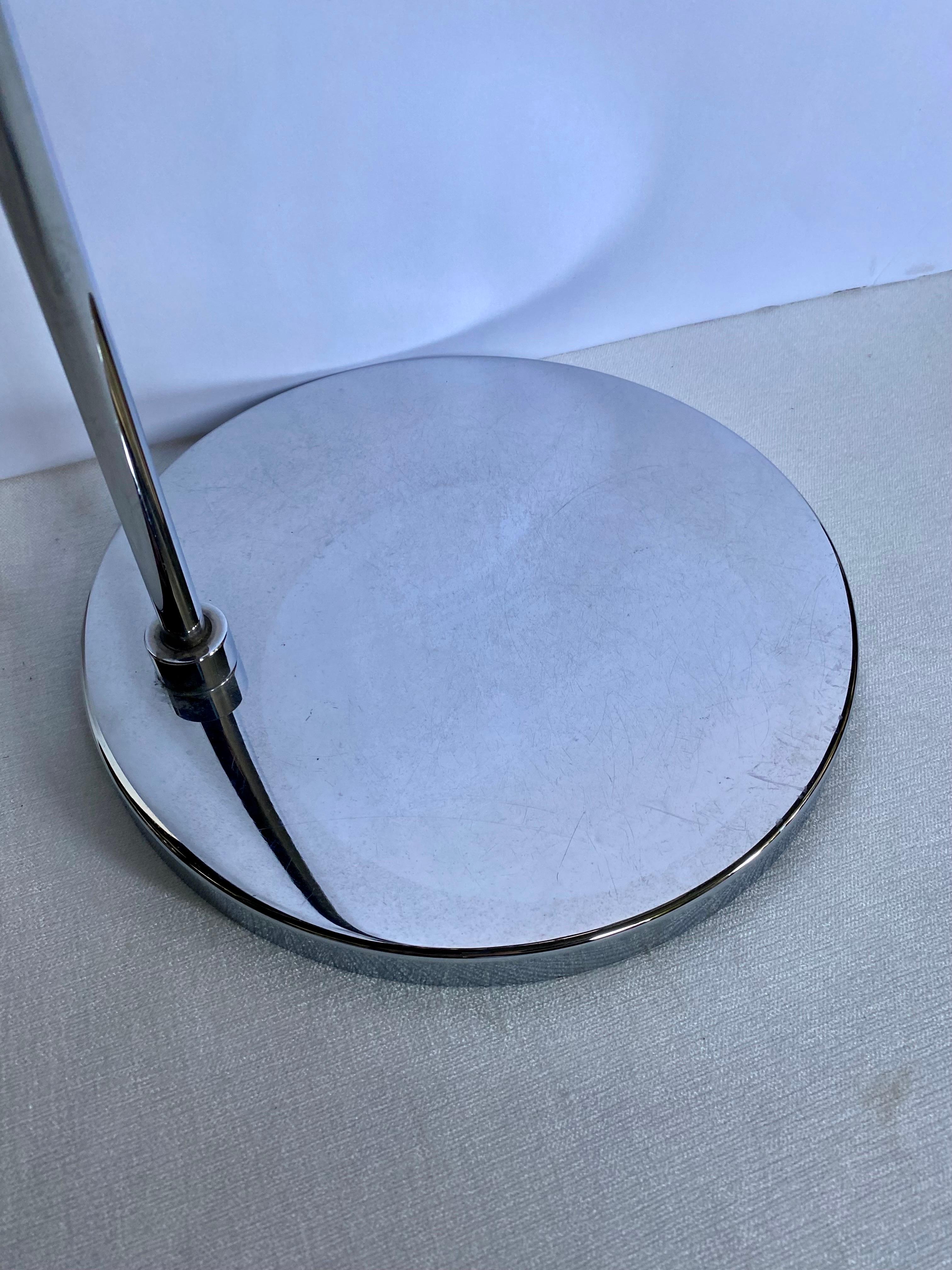 Koch & Lowy OMI lampadaire à pampilles chromé mi-siècle moderne en vente 1