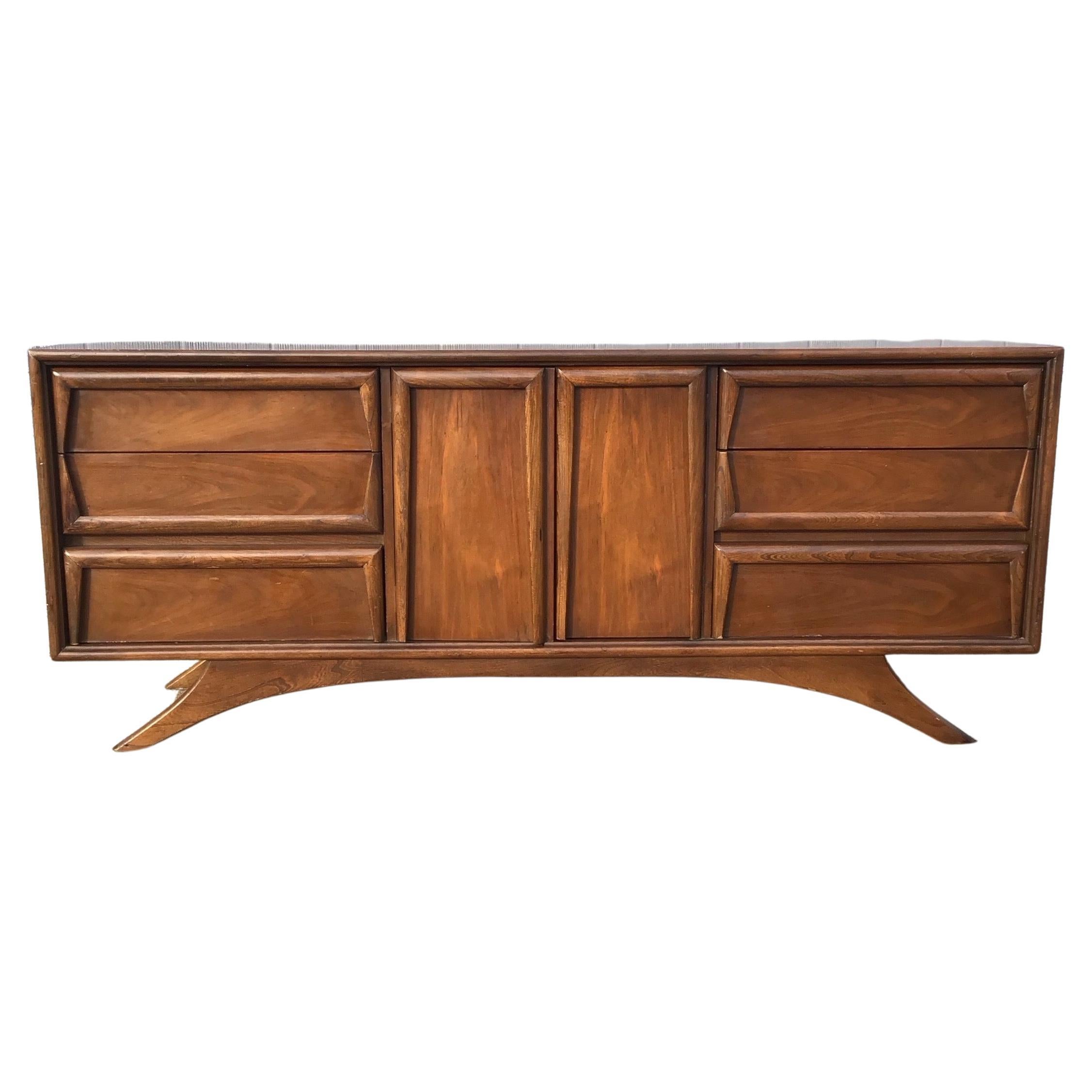 Mid-Century Modern Kroehler 9-Drawer Walnut Credenza, circa 1960s For Sale