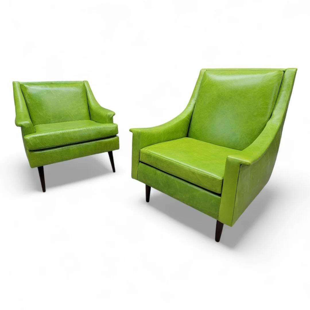 Mid Century Modern Set von His/Hers Kroehler Club Chairs Neu gepolstert in Distressed Lime-Grass Italienisches Leder - Set von 2 

Dieses Mid-Century-Modern-Set von Kroehler-Clubsesseln für Sie und Ihn präsentiert ein zeitloses Design, das mit