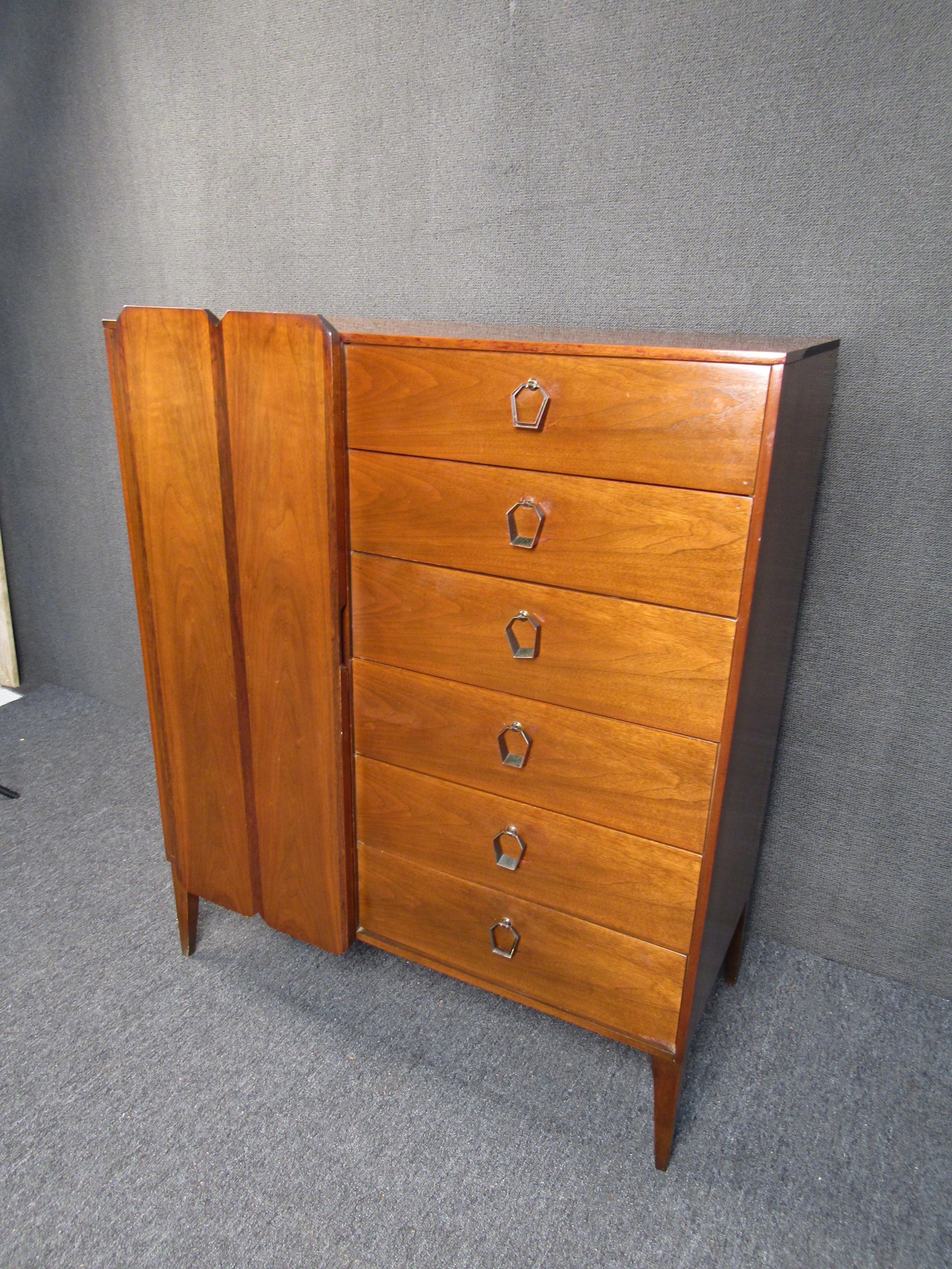 A unique vintage modern Kroehler highboy dresser. It's brilliant design allows for functionality and creativity. It boasts a stunning wardrobe door and 6 drawers for plenty of storage space. 

Please confirm pickup location with seller (NY/NJ).