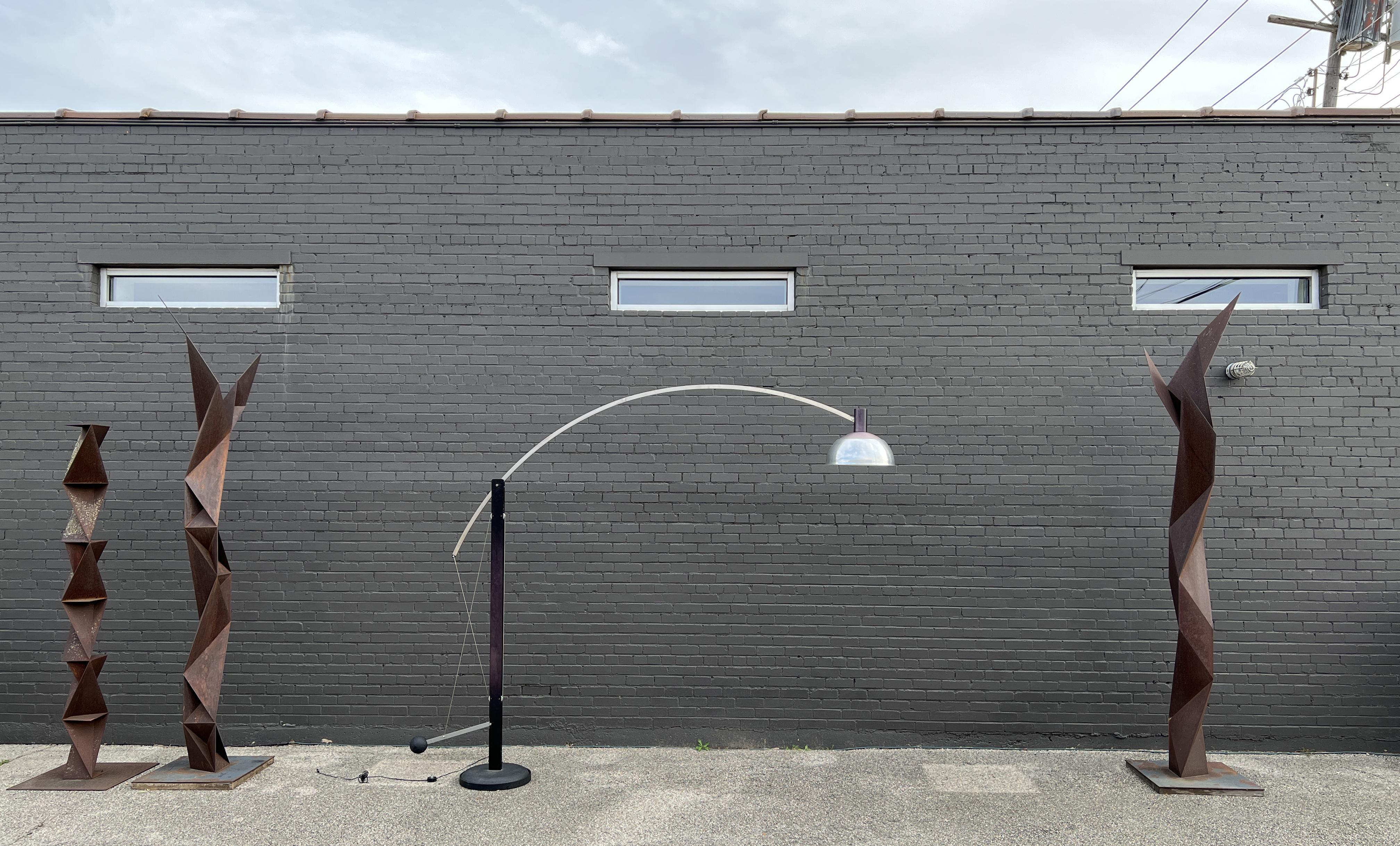 Moderne Mid-Century-Modern-L' Arc-Lampe von Robert Sonneman Verstellbare Höhe drehbar im Zustand „Gut“ im Angebot in Dallas, TX