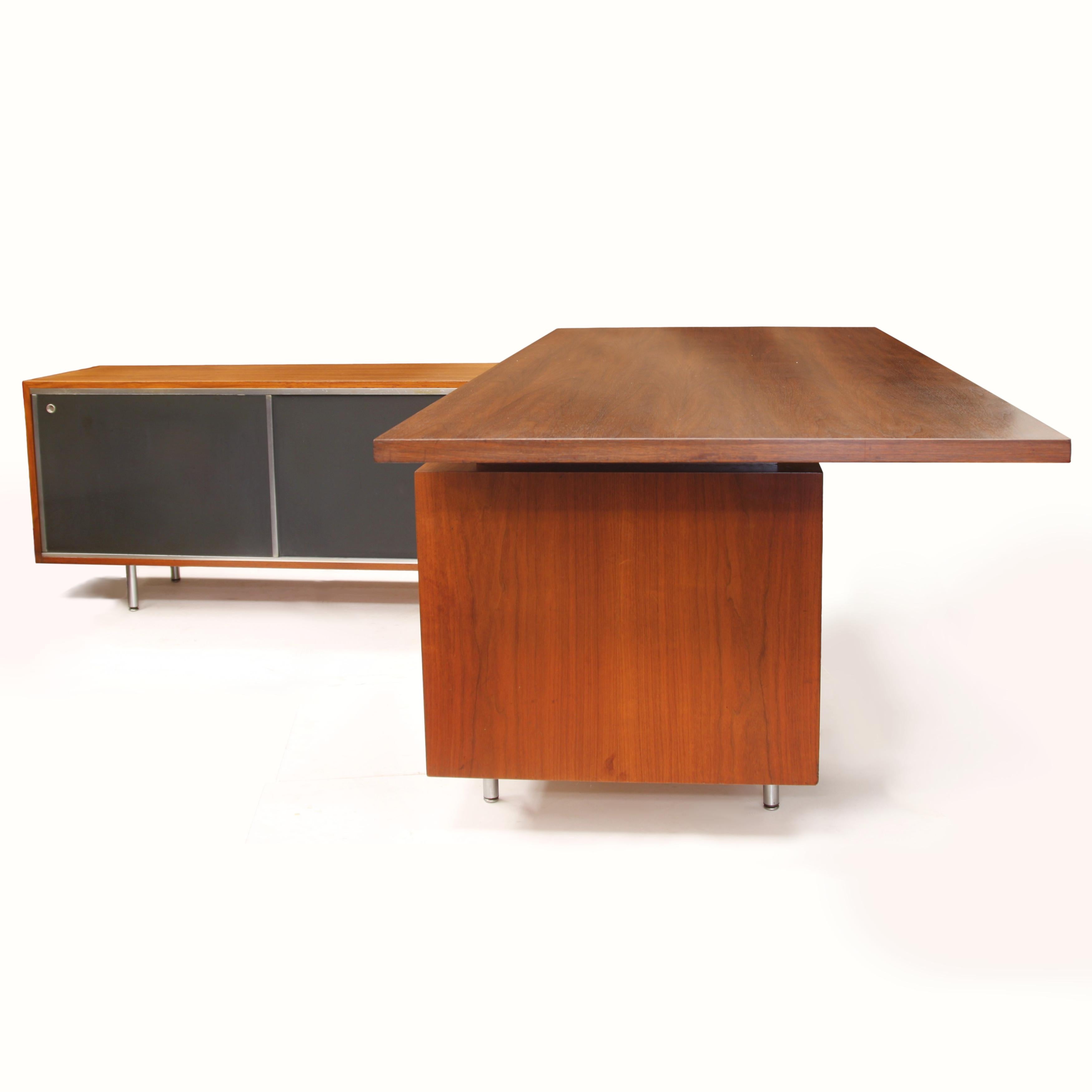 Mid Century Modern L-Shaped Executive Desk by George Nelson for Herman Miller In Good Condition In Lafayette, IN