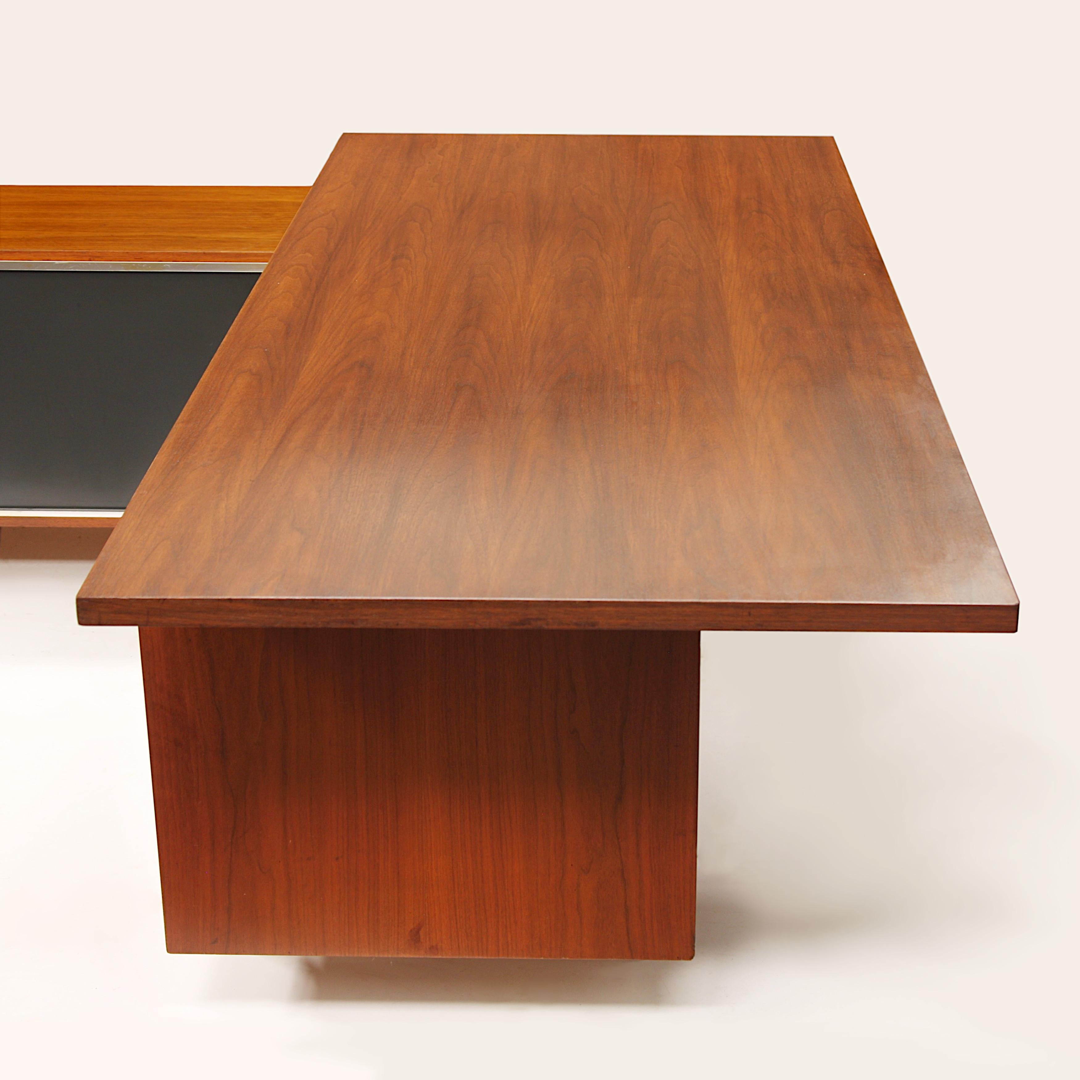 Mid Century Modern L-Shaped Executive Desk by George Nelson for Herman Miller In Good Condition In Lafayette, IN