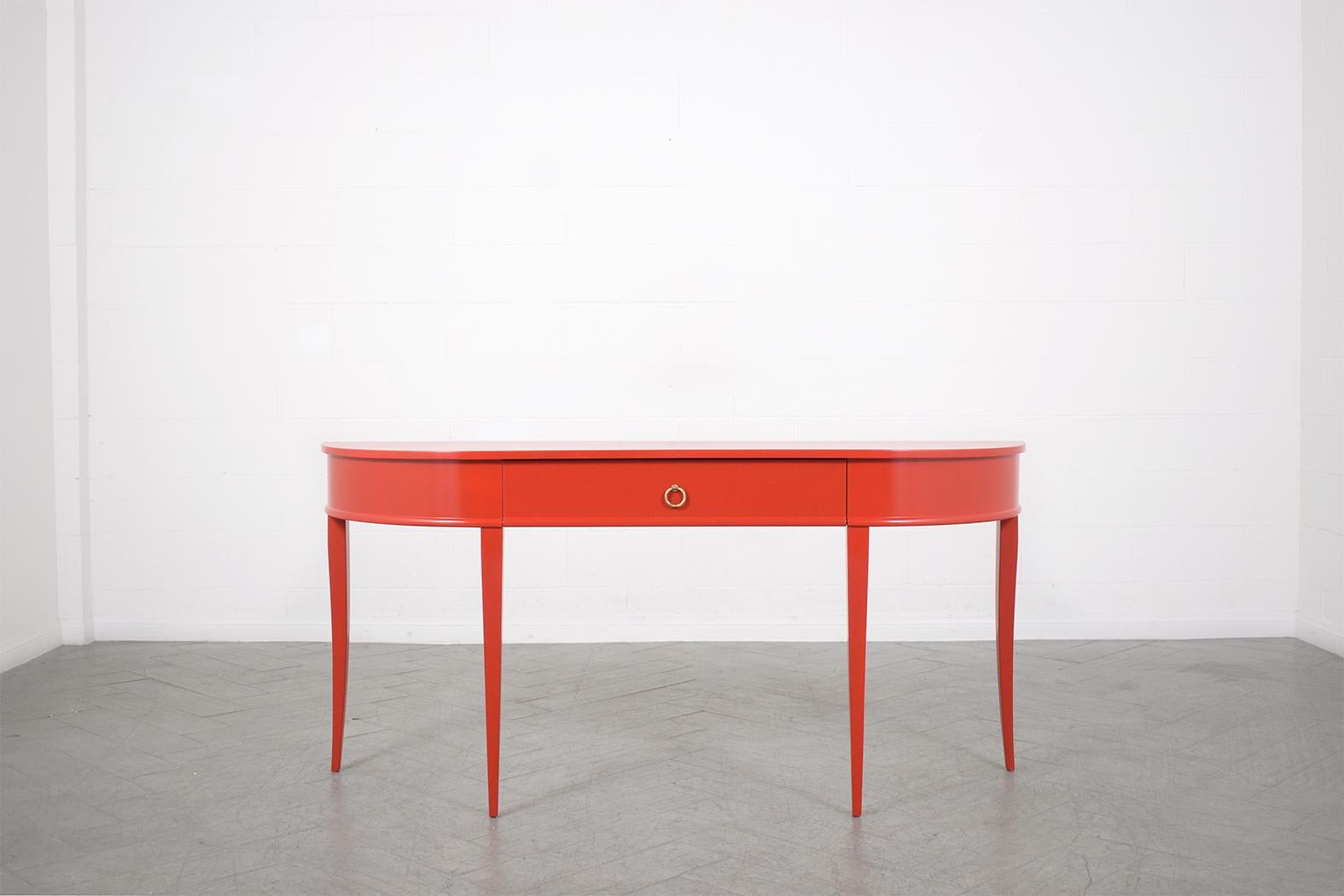 Adéntrate en el mundo del diseño moderno con nuestra consola de caoba hecha a mano. En excelente estado, esta extraordinaria pieza ha sido recientemente restaurada, decapada y repintada por nuestro equipo interno de expertos artesanos. Esta elegante