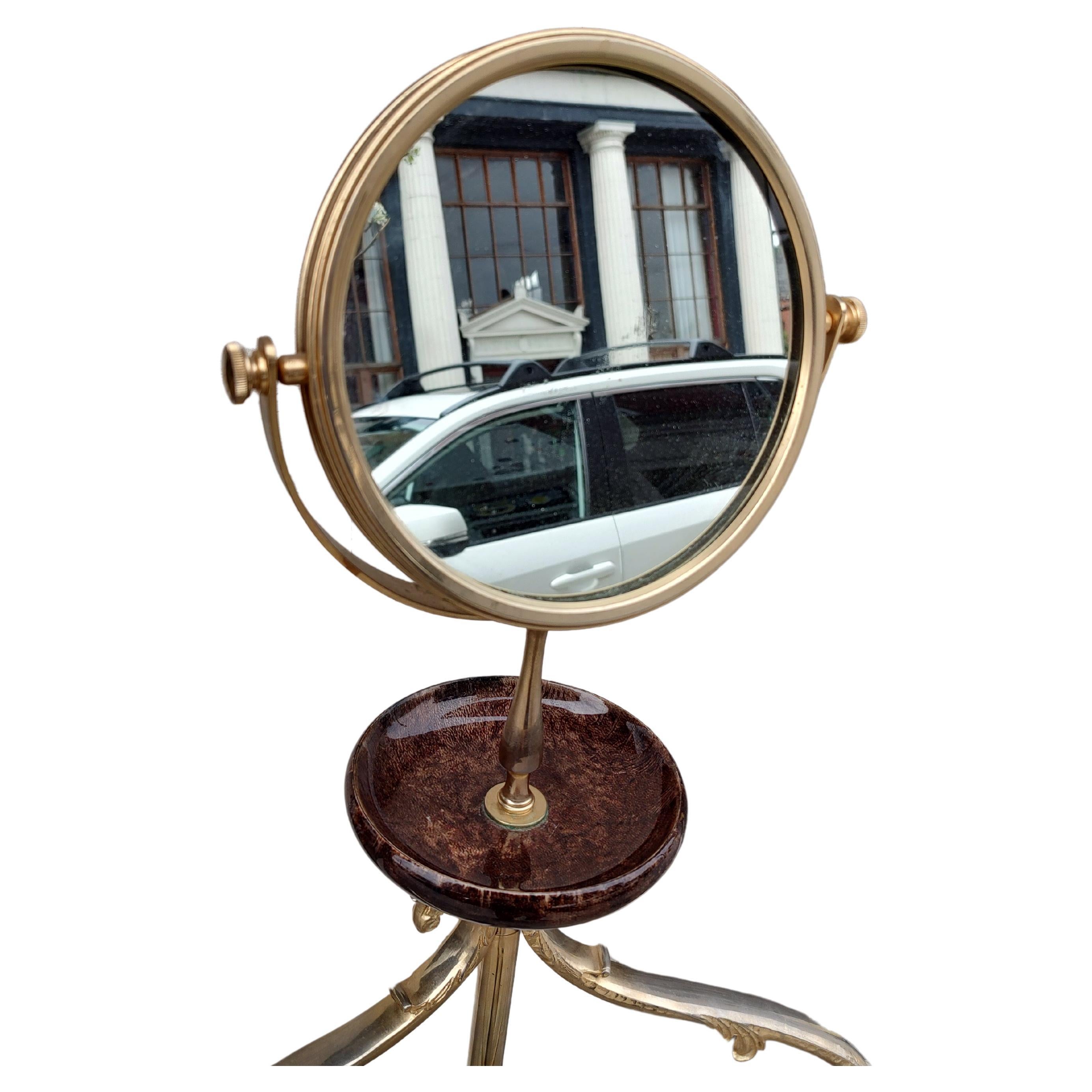 Favoloso e raro appendiabiti di Aldo Tura in pelle di capra e ottone con specchio bifacciale. In eccellenti condizioni vintage con un'usura minima. Firmato e etichettato sul fondo. Smontaggio per la spedizione, può essere spedito come pacco postale.