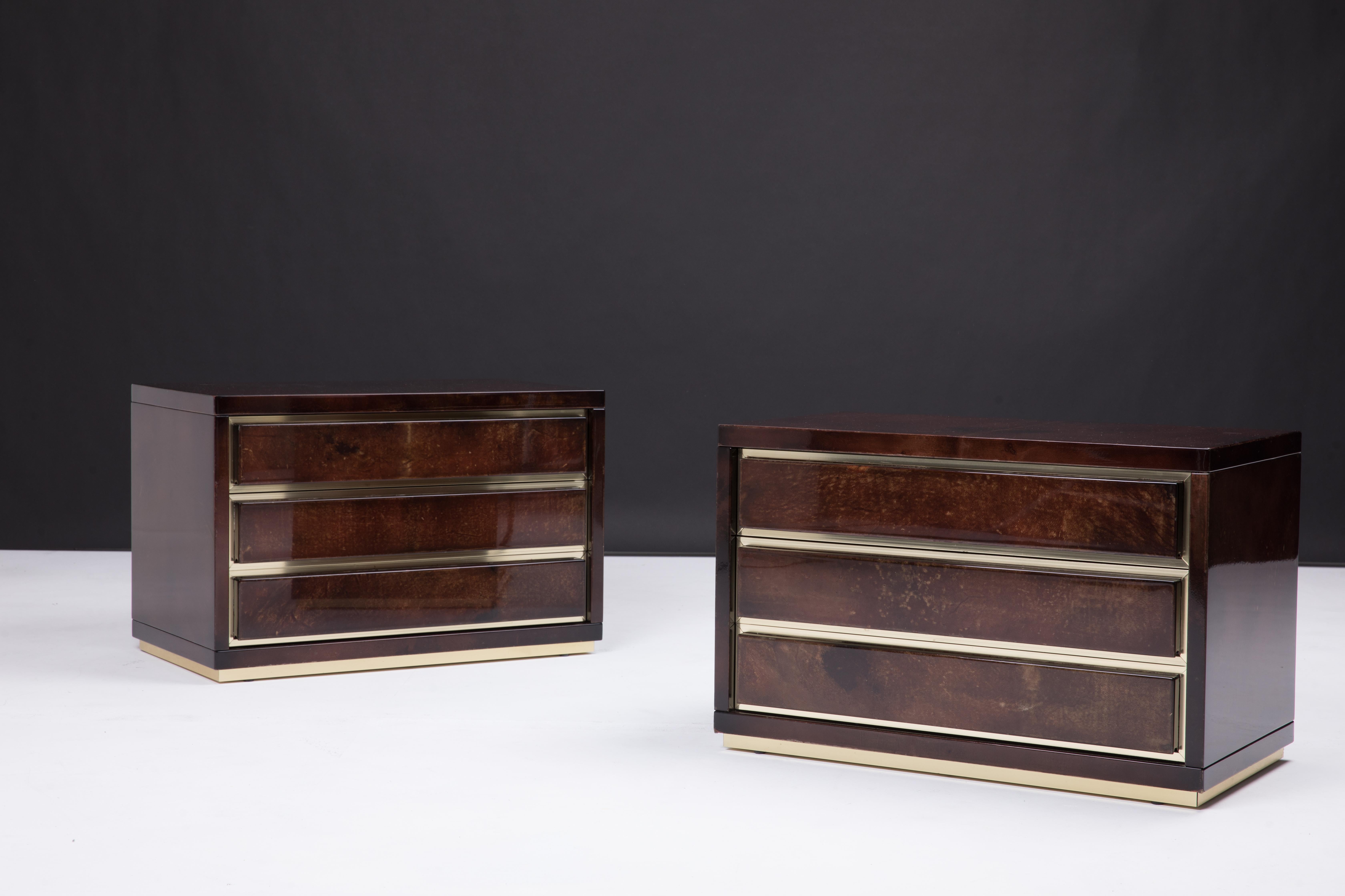 Italian lacquered goatskin nightstands or bedside with brass profiles manufactured by Saipol and designed by Aldo Tura, 1970s
Excelled restored conditions.