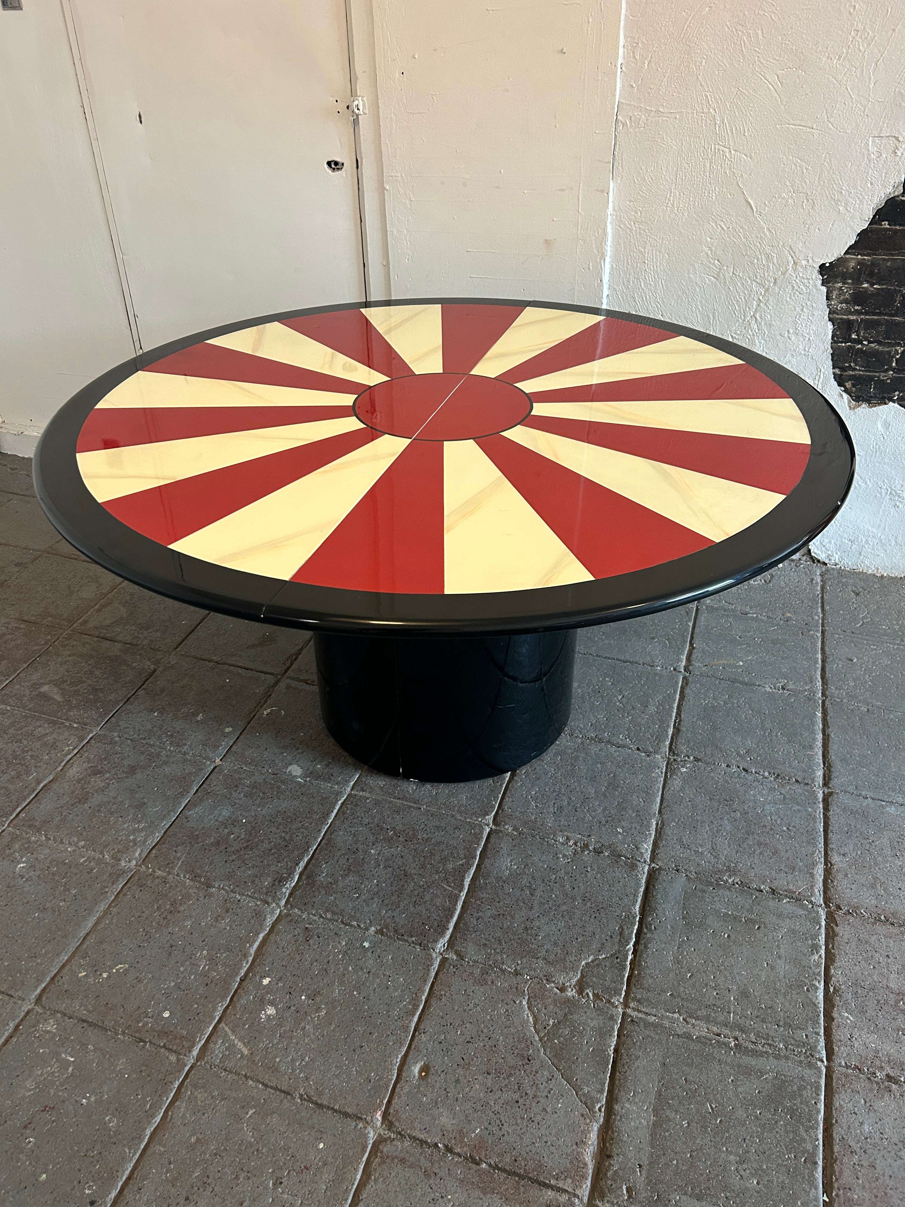 Américain Table de salle à manger ronde laquée rouge et noire de style Karl Springer, mi-siècle moderne  en vente