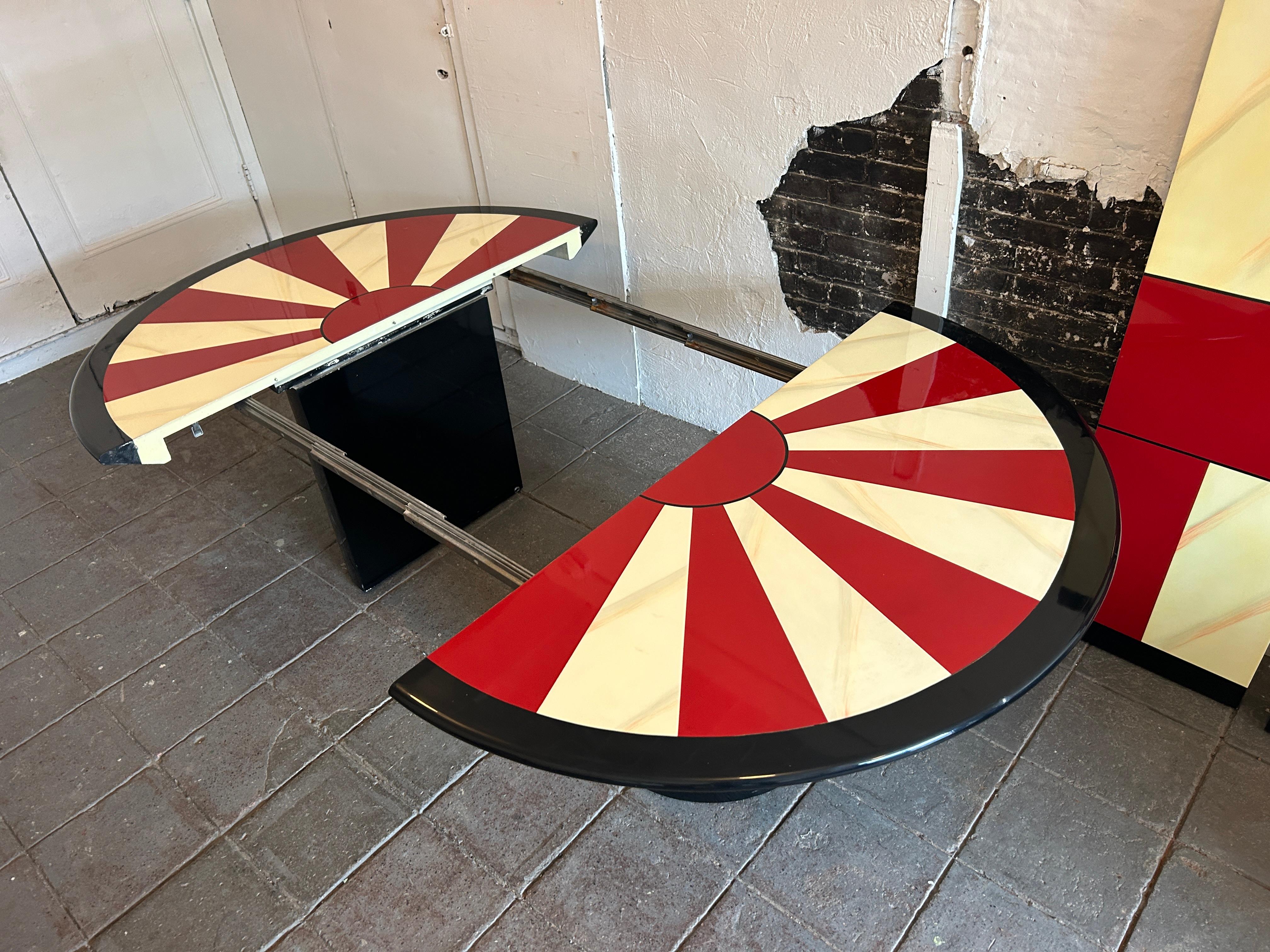 Travail du bois Table de salle à manger ronde laquée rouge et noire de style Karl Springer, mi-siècle moderne  en vente