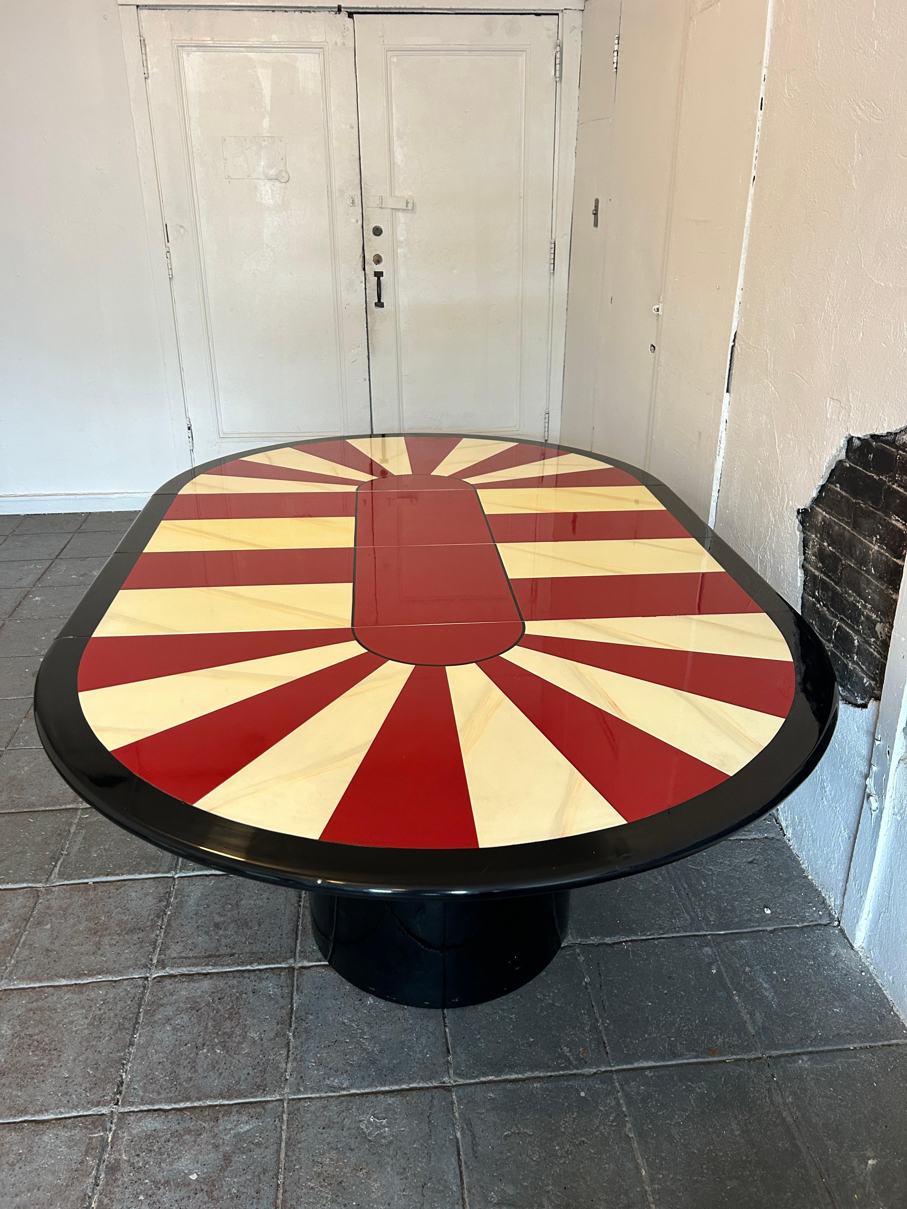 Table de salle à manger ronde laquée rouge et noire de style Karl Springer, mi-siècle moderne  Bon état - En vente à BROOKLYN, NY