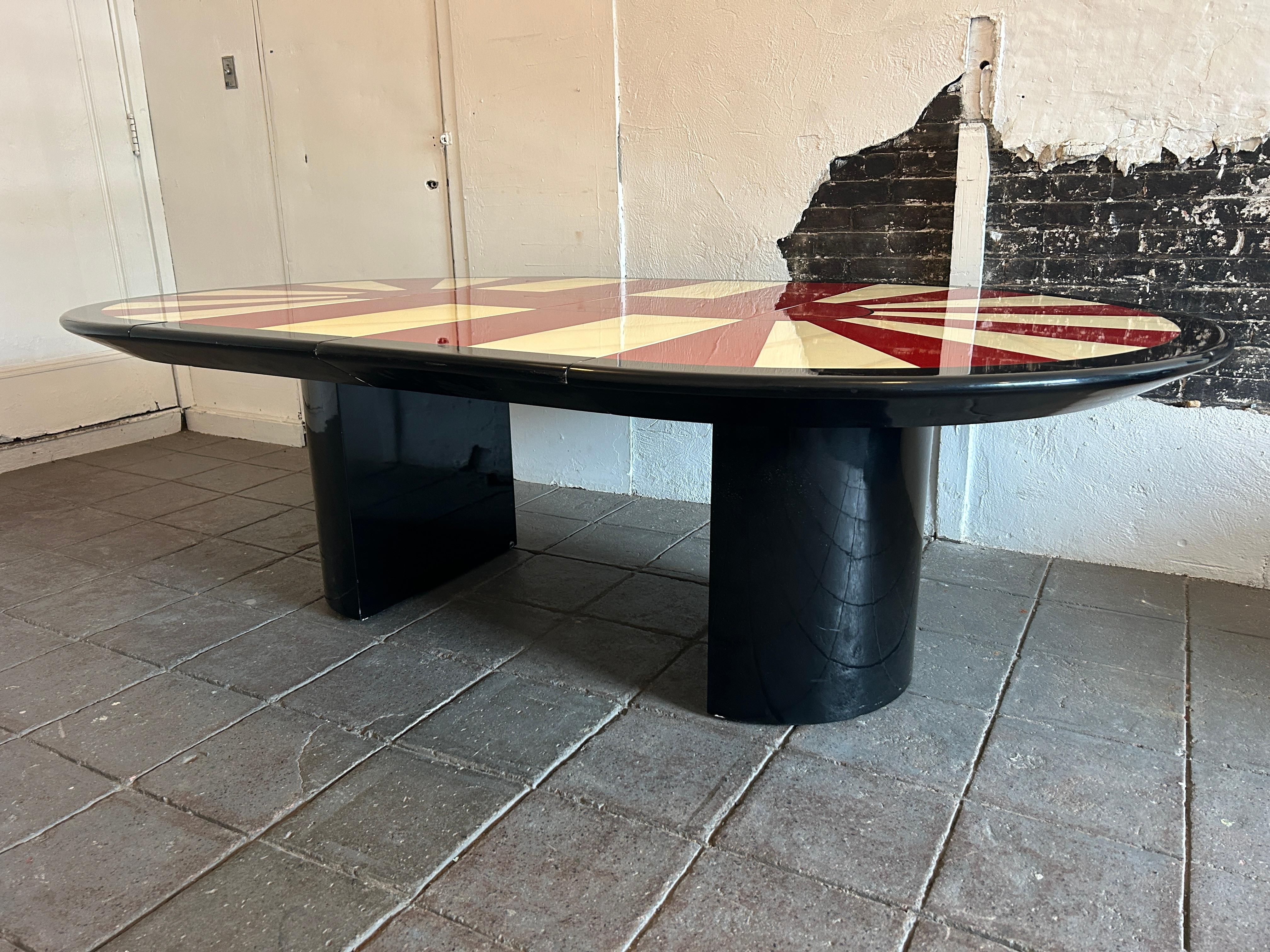 Bois Table de salle à manger ronde laquée rouge et noire de style Karl Springer, mi-siècle moderne  en vente