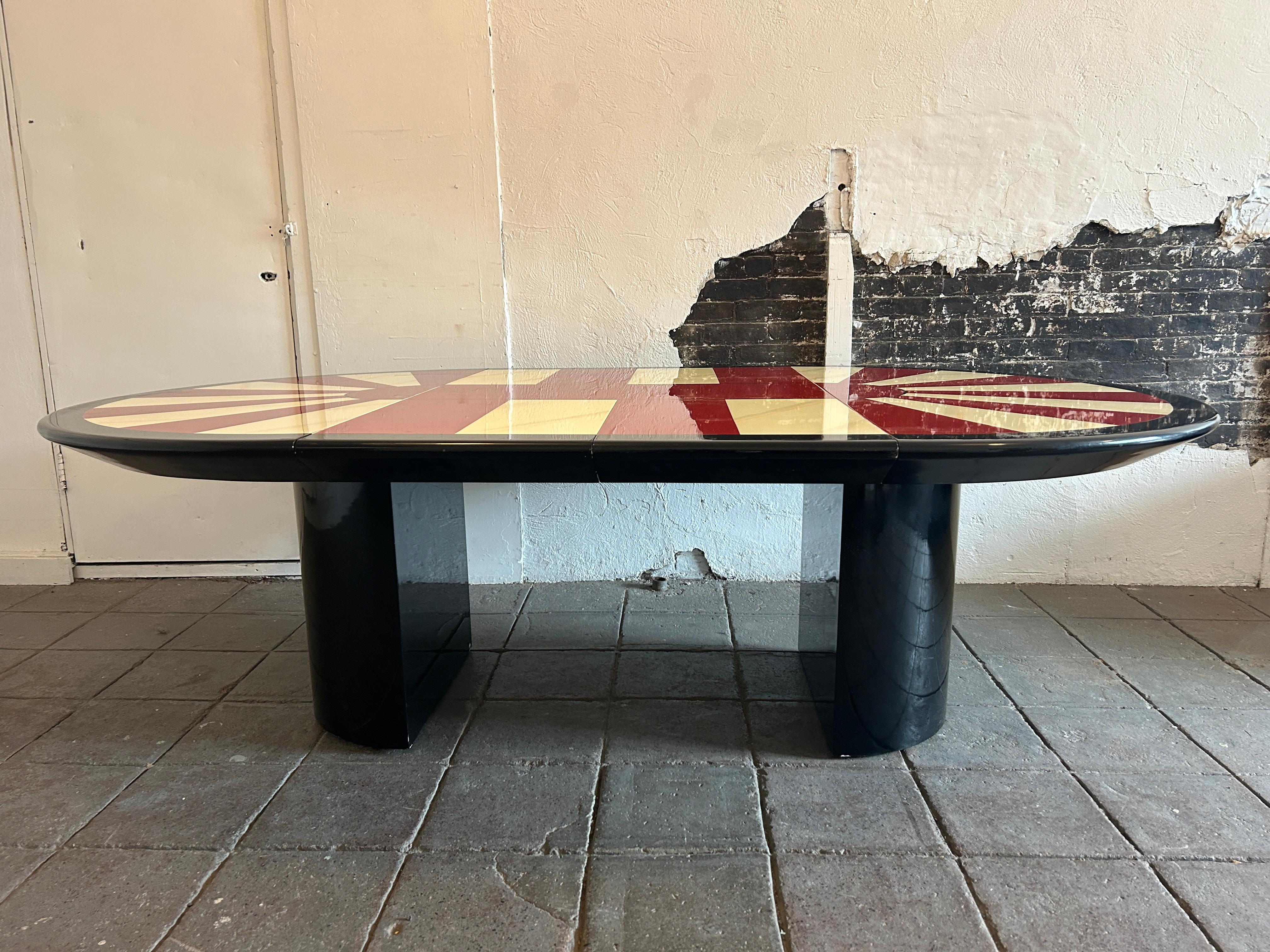 Table de salle à manger ronde laquée rouge et noire de style Karl Springer, mi-siècle moderne  en vente 1