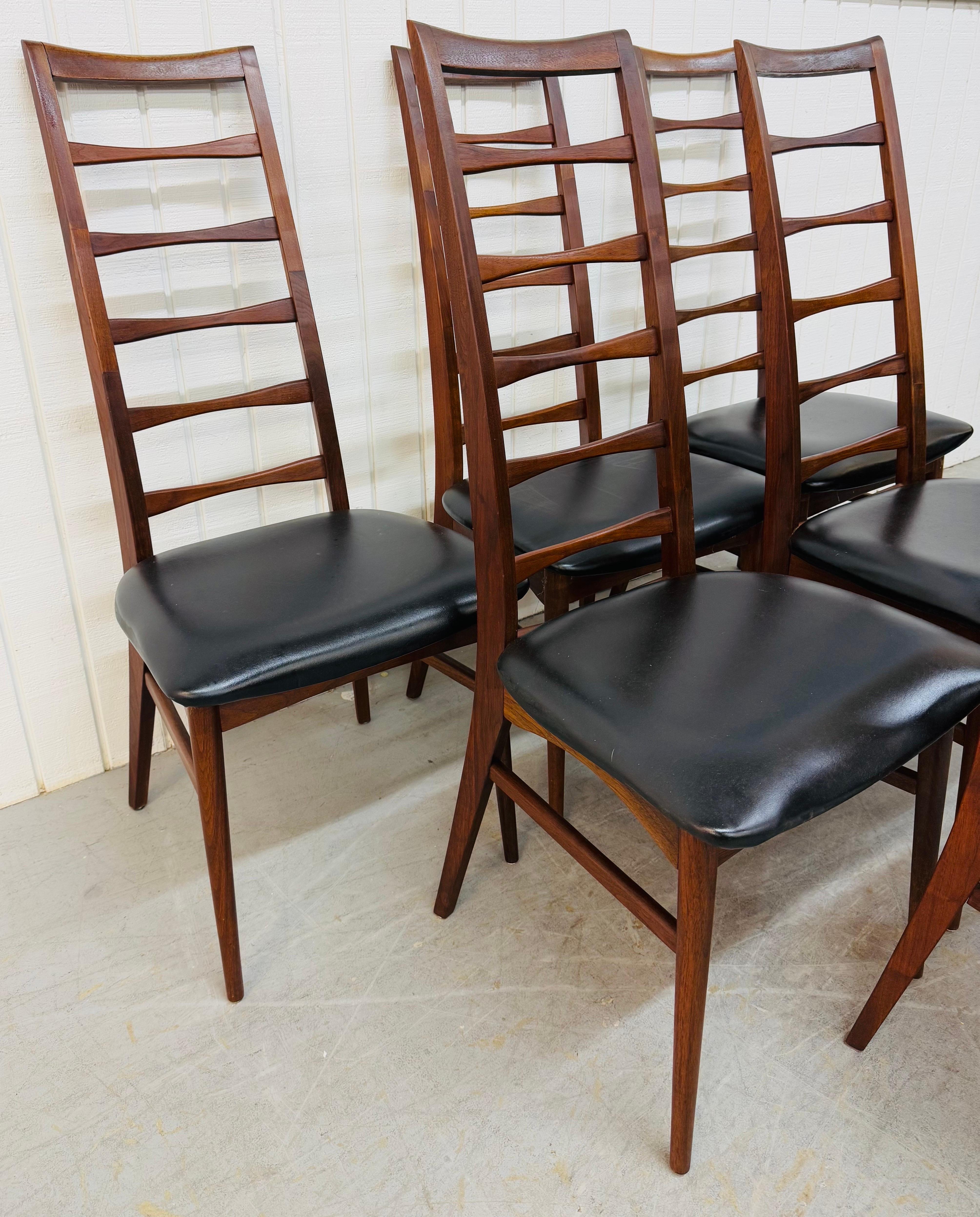 Questo annuncio si riferisce a un set di sei sedie da pranzo in noce con schienale a scaletta della metà del secolo scorso. Caratterizzato da un design con schienale alto a scaletta, sei sedie laterali senza braccioli, gambe moderne, tappezzeria