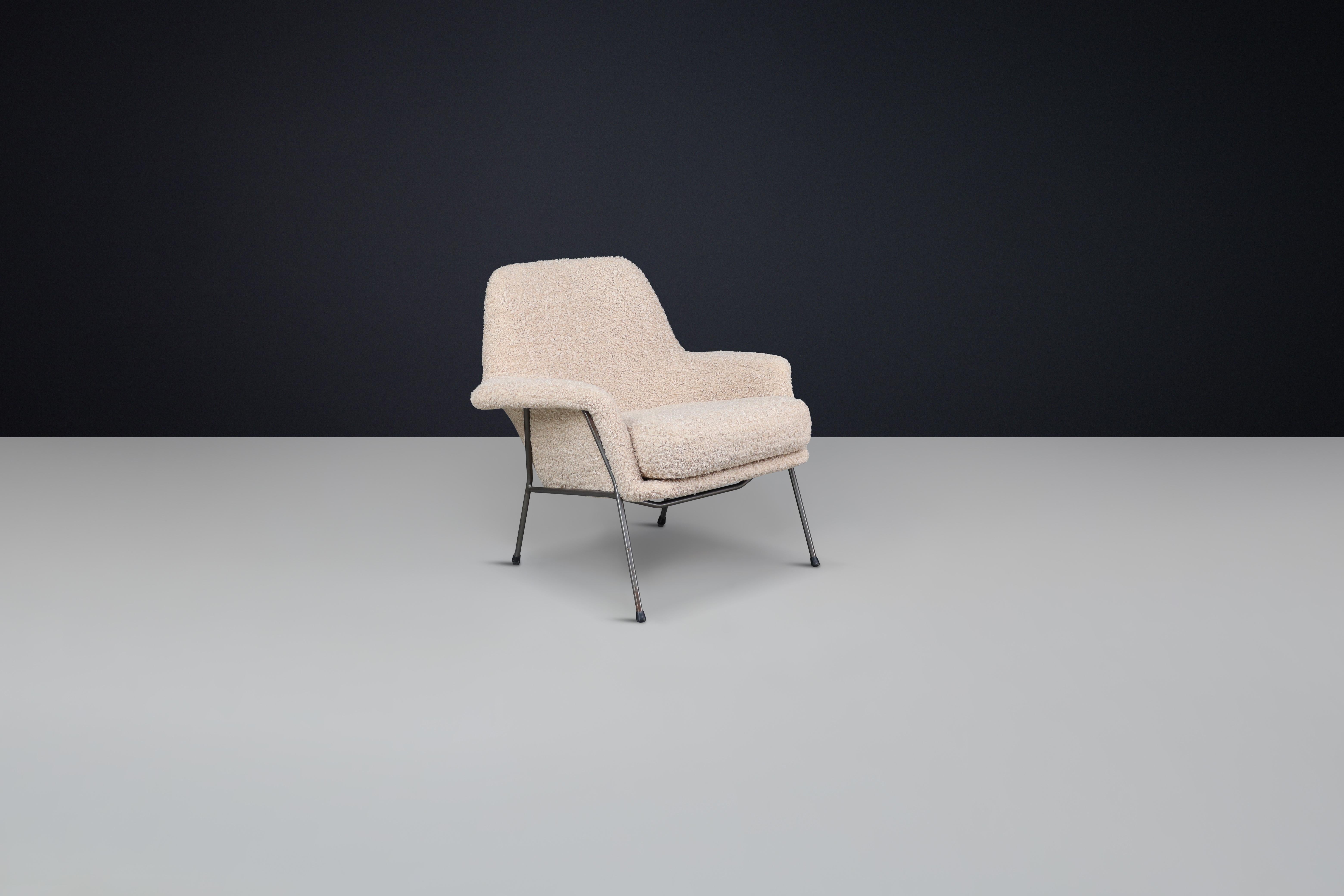 Mid-Century Modern Lady Lounge Chair in Teddy Upholstery, The Netherlands, 1960s

Charming in form and supremely comfortable, this Mid-Century Modern Lady Lounge Chair, crafted in the Netherlands during the 1960s, is a refined example of period