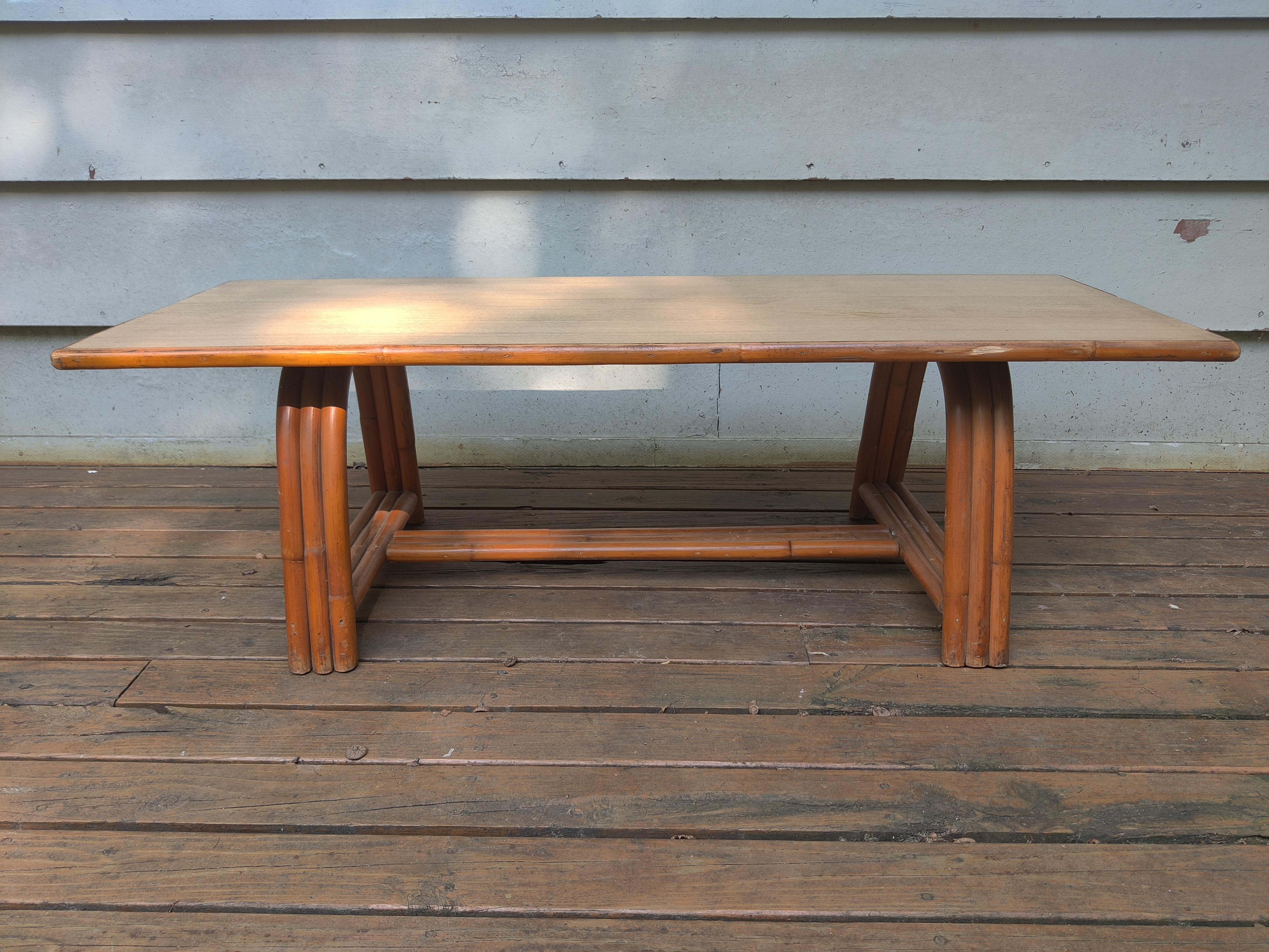 Table basse moderne du milieu du siècle à plateau en stratifié Formica et rotin
Rayure sur une extrémité de la table (voir photo)
Lourd, bien fait