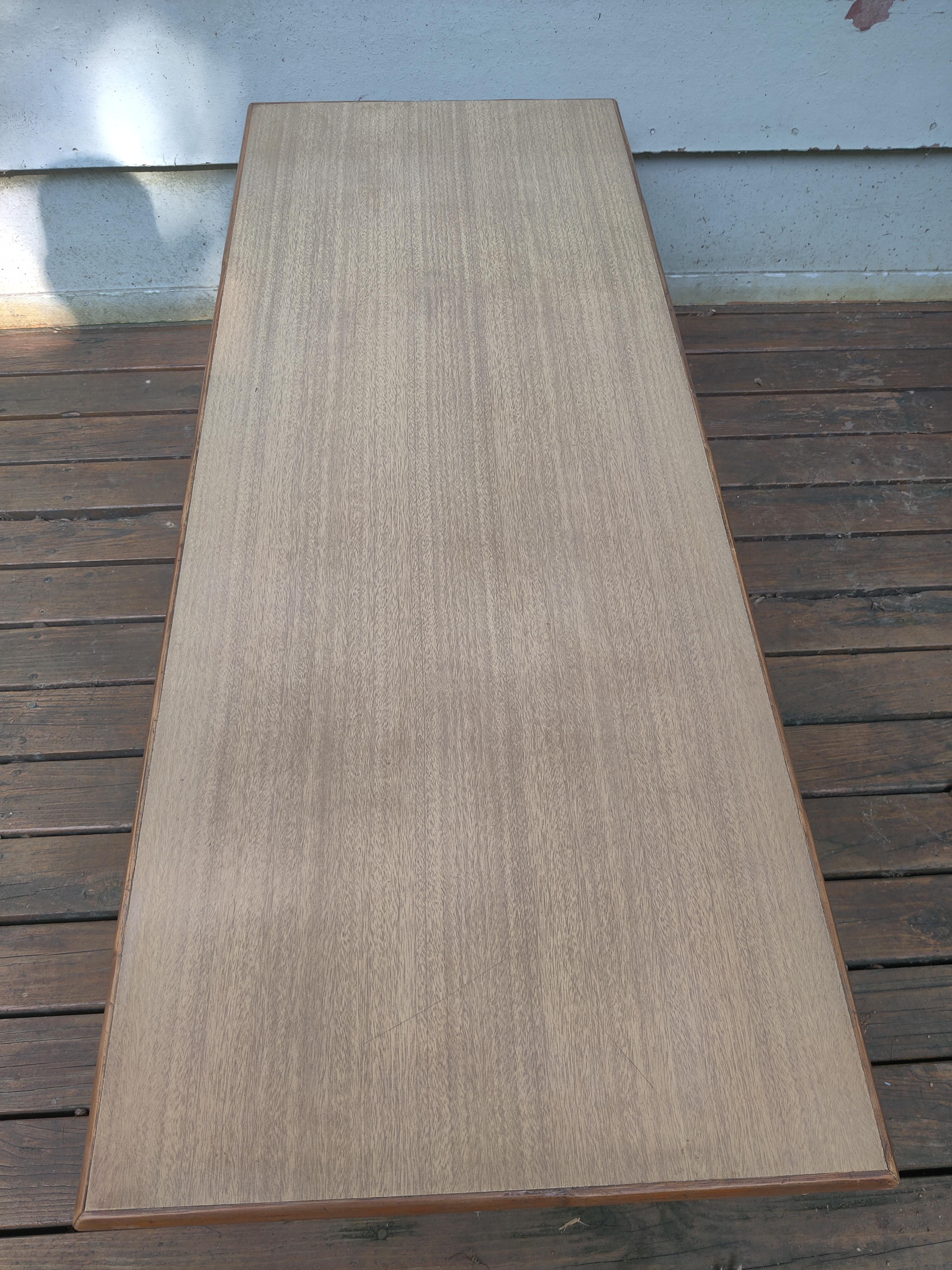 Table basse à plateau en stratifié Formica et rotin The Modernity en vente 1