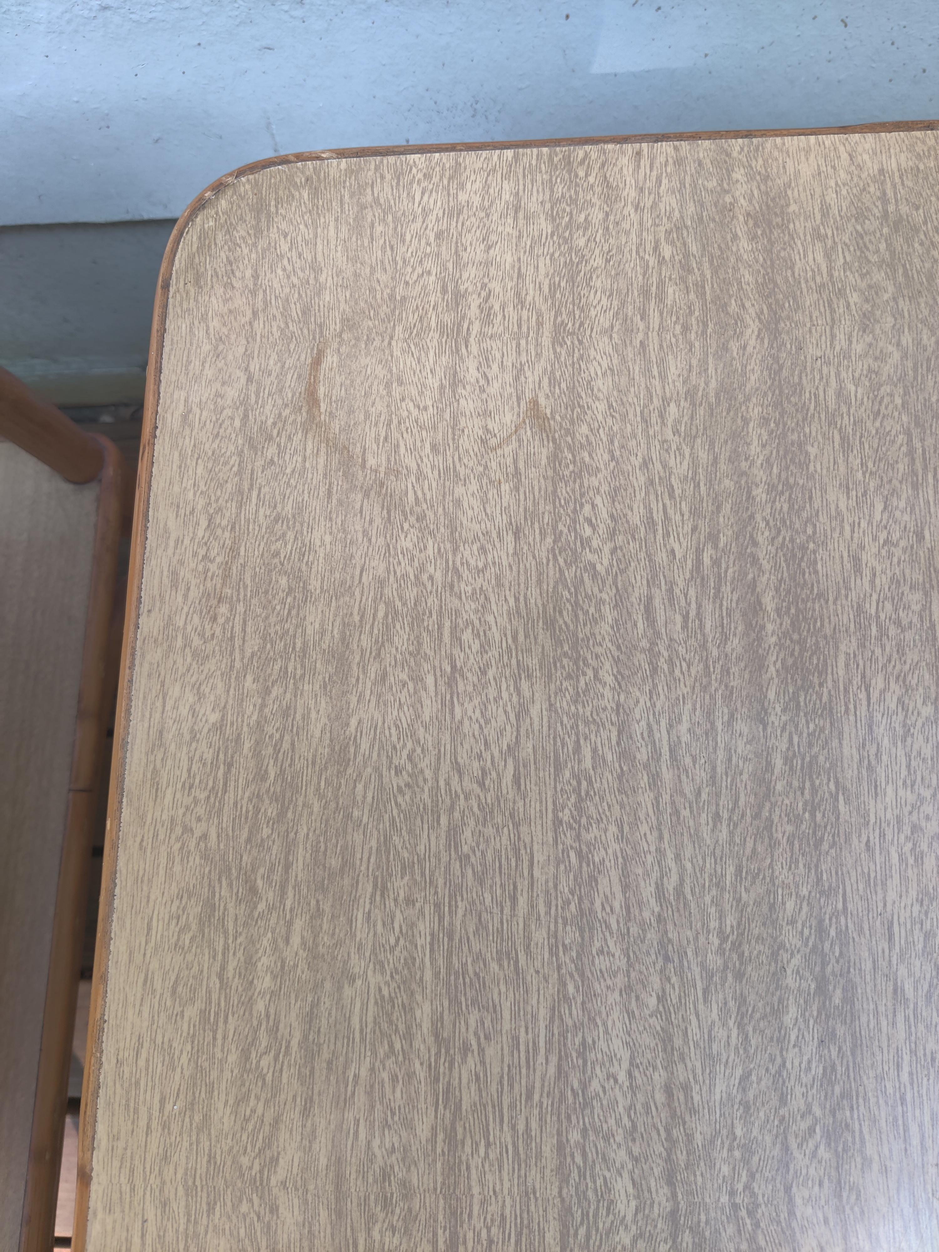 Tables d'appoint/de chevet en stratifié Formica et rotin - Lot de 2
Étagère supérieure et inférieure
Tache et usure sur une table (voir photo)
Tables bien faites et lourdes

