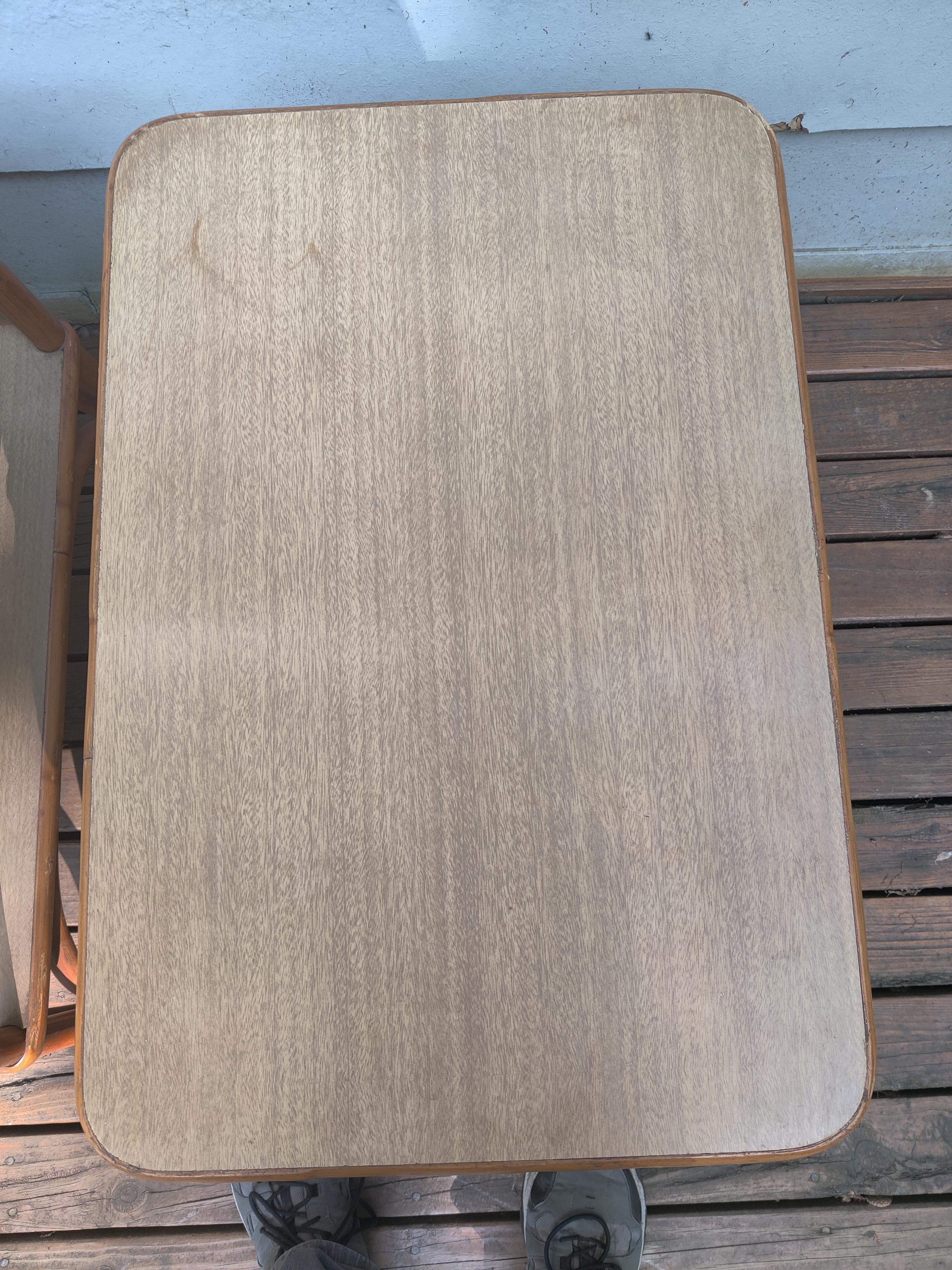Américain Tables d'appoint/de chevet en stratifié Formica et rotin - Lot de 2 en vente