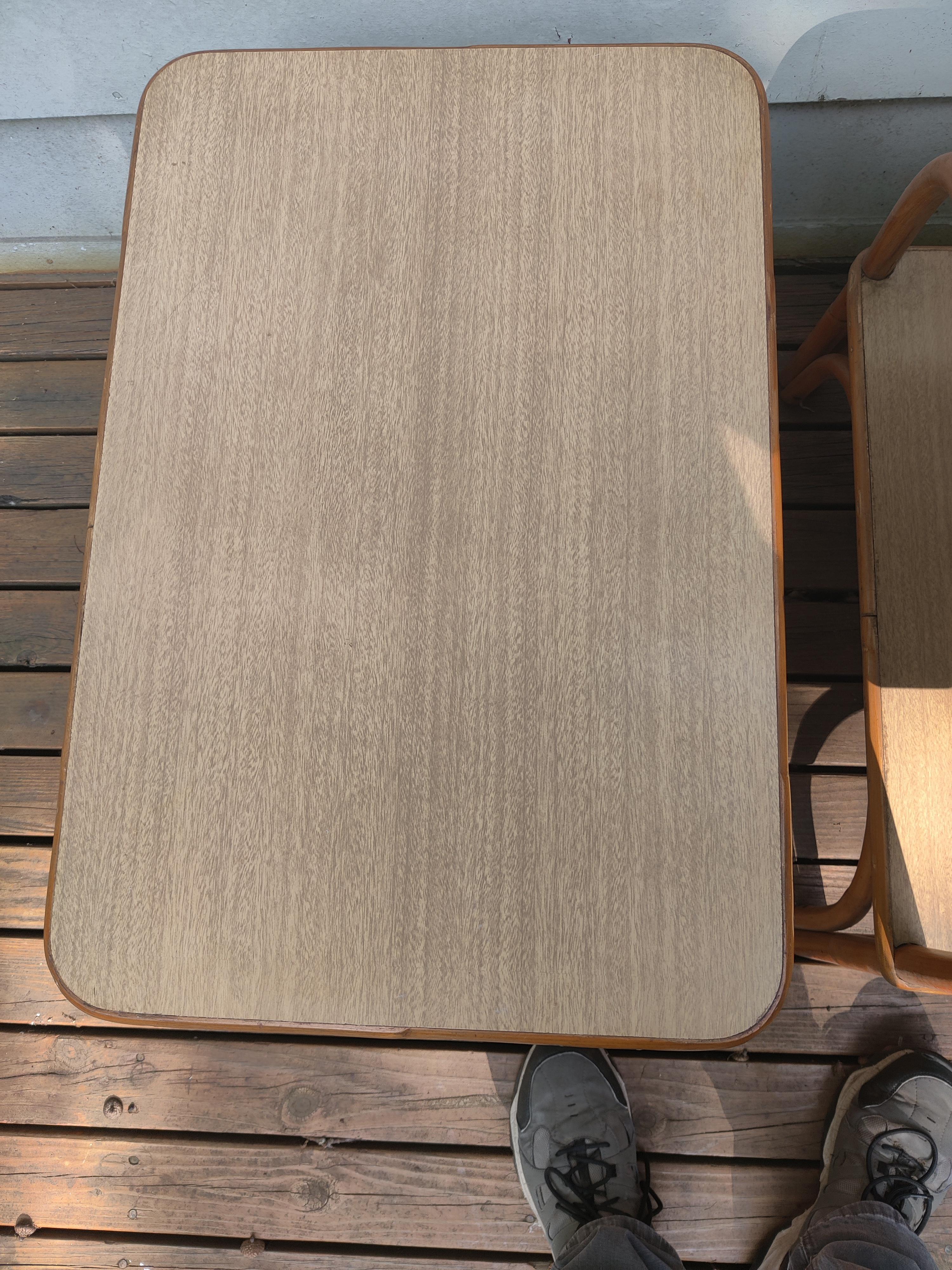 Tables d'appoint/de chevet en stratifié Formica et rotin - Lot de 2 Bon état - En vente à Cincinnati, OH