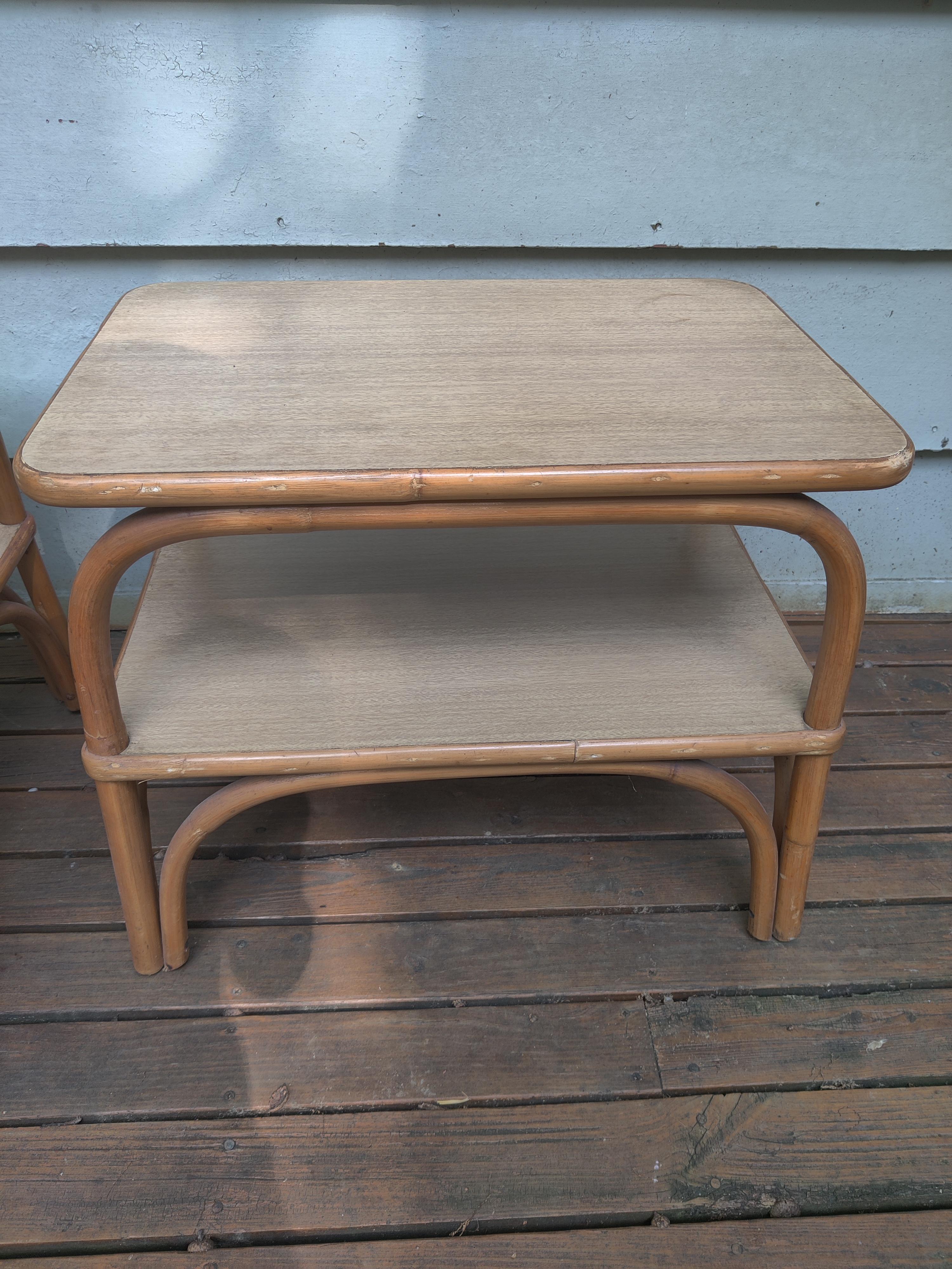 20ième siècle Tables d'appoint/de chevet en stratifié Formica et rotin - Lot de 2 en vente