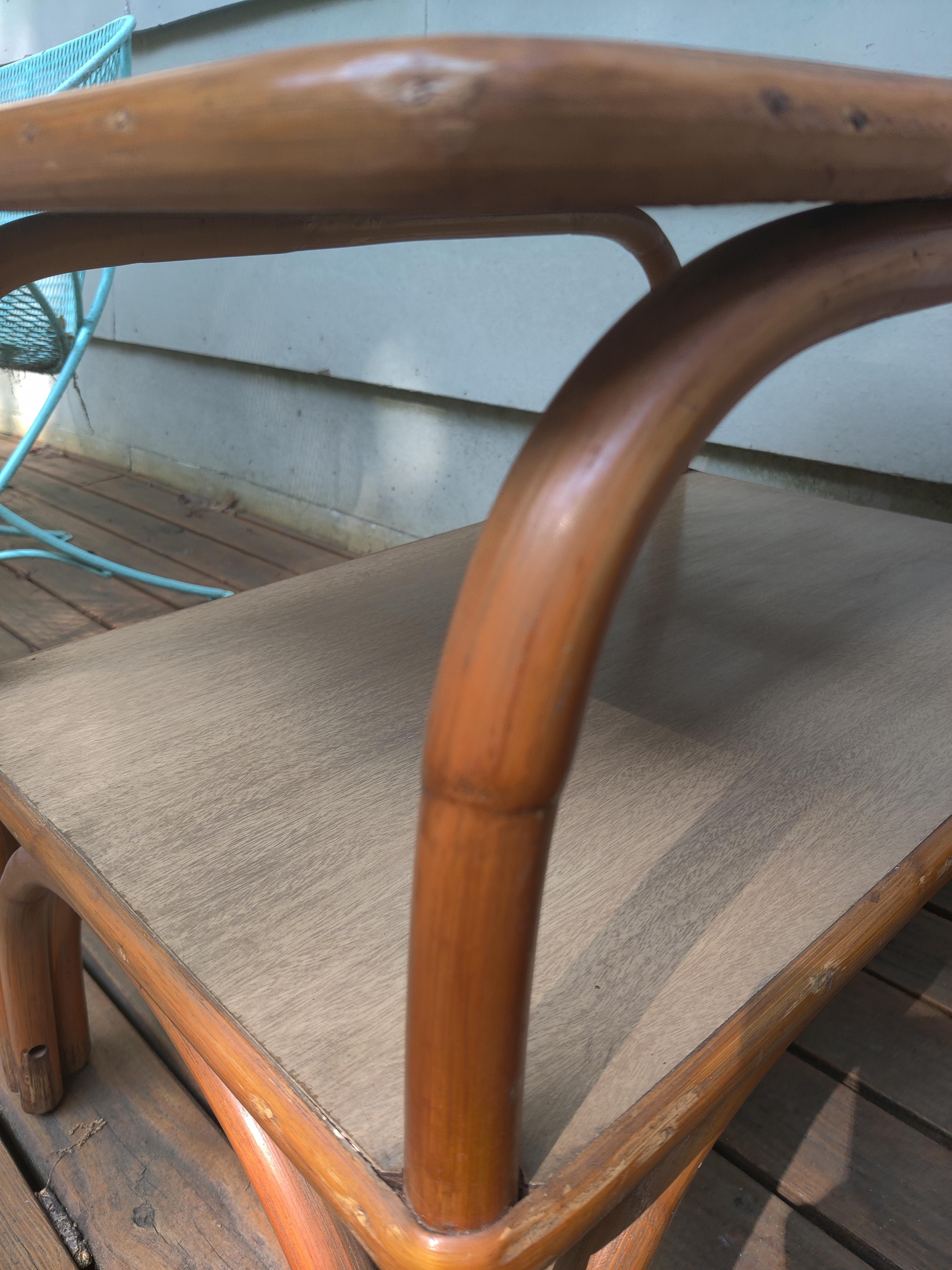 Rotin Tables d'appoint/de chevet en stratifié Formica et rotin - Lot de 2 en vente
