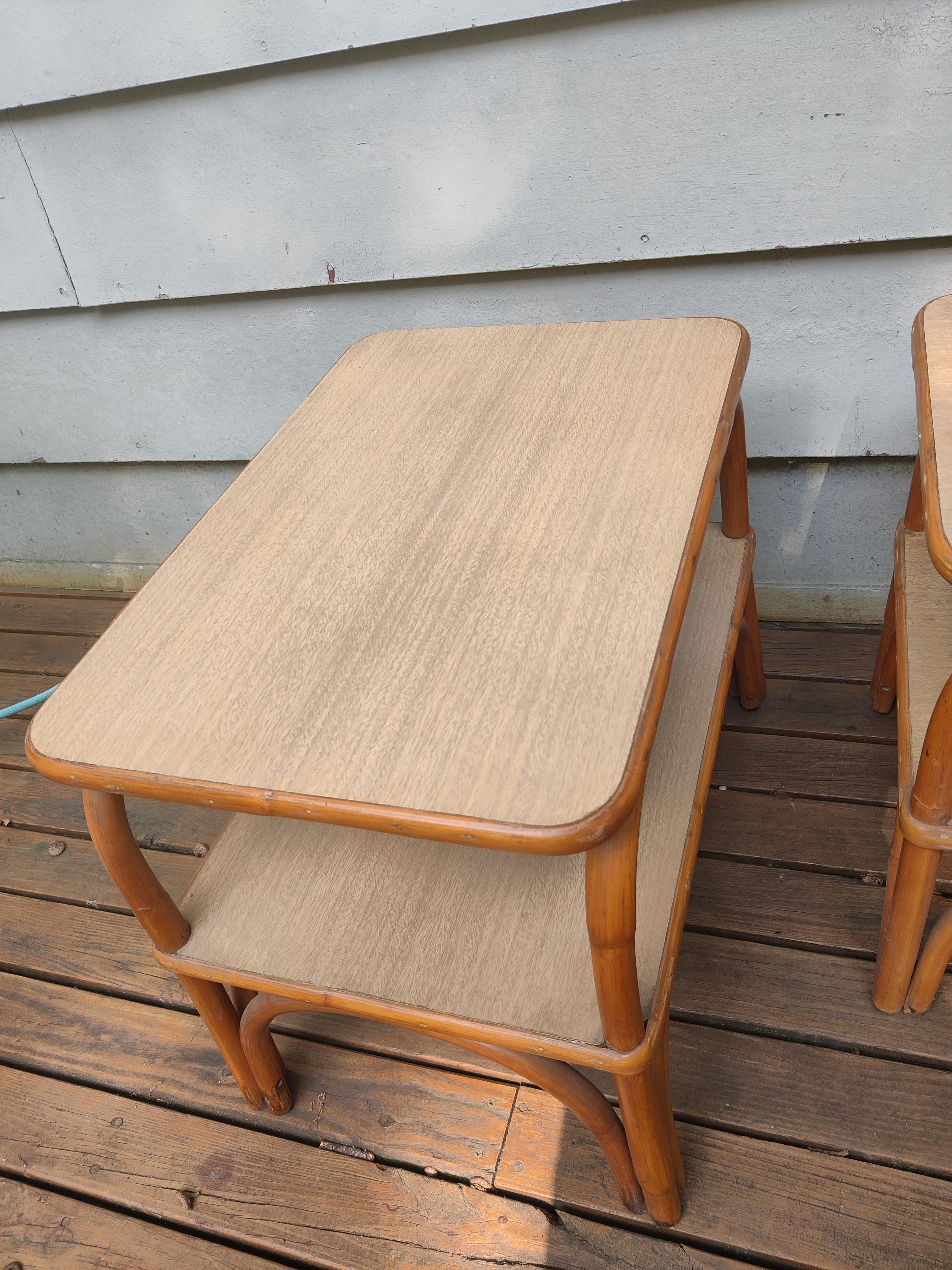 Tables d'appoint/de chevet en stratifié Formica et rotin - Lot de 2 en vente 1